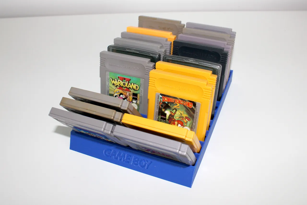 3D file GAMEBOY COLOR STAND WITH 5X GAME CARTRIDGES HOLDER 🎨・3D