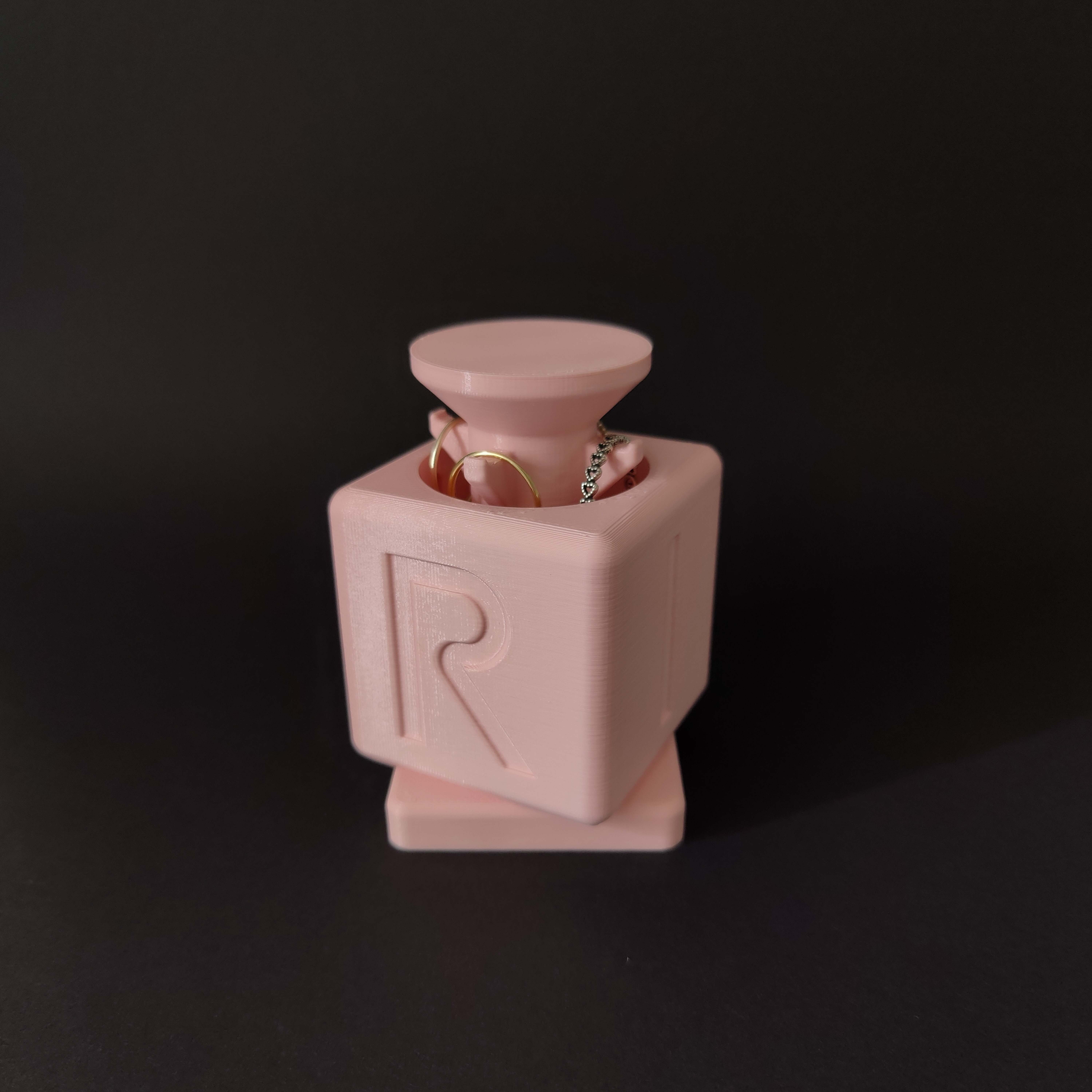 Ring Holder Twisting Cube