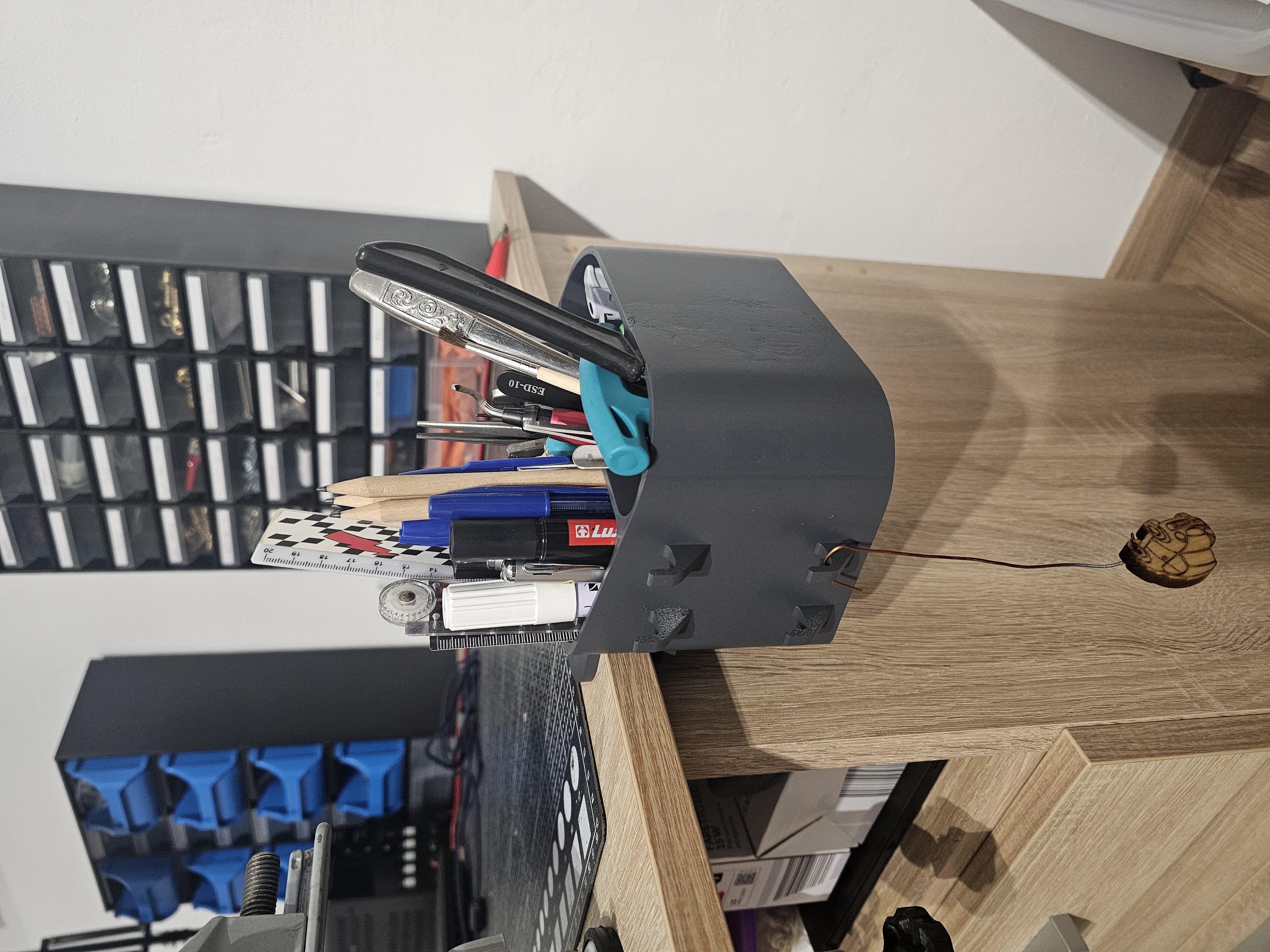 Dekstop tool holder
