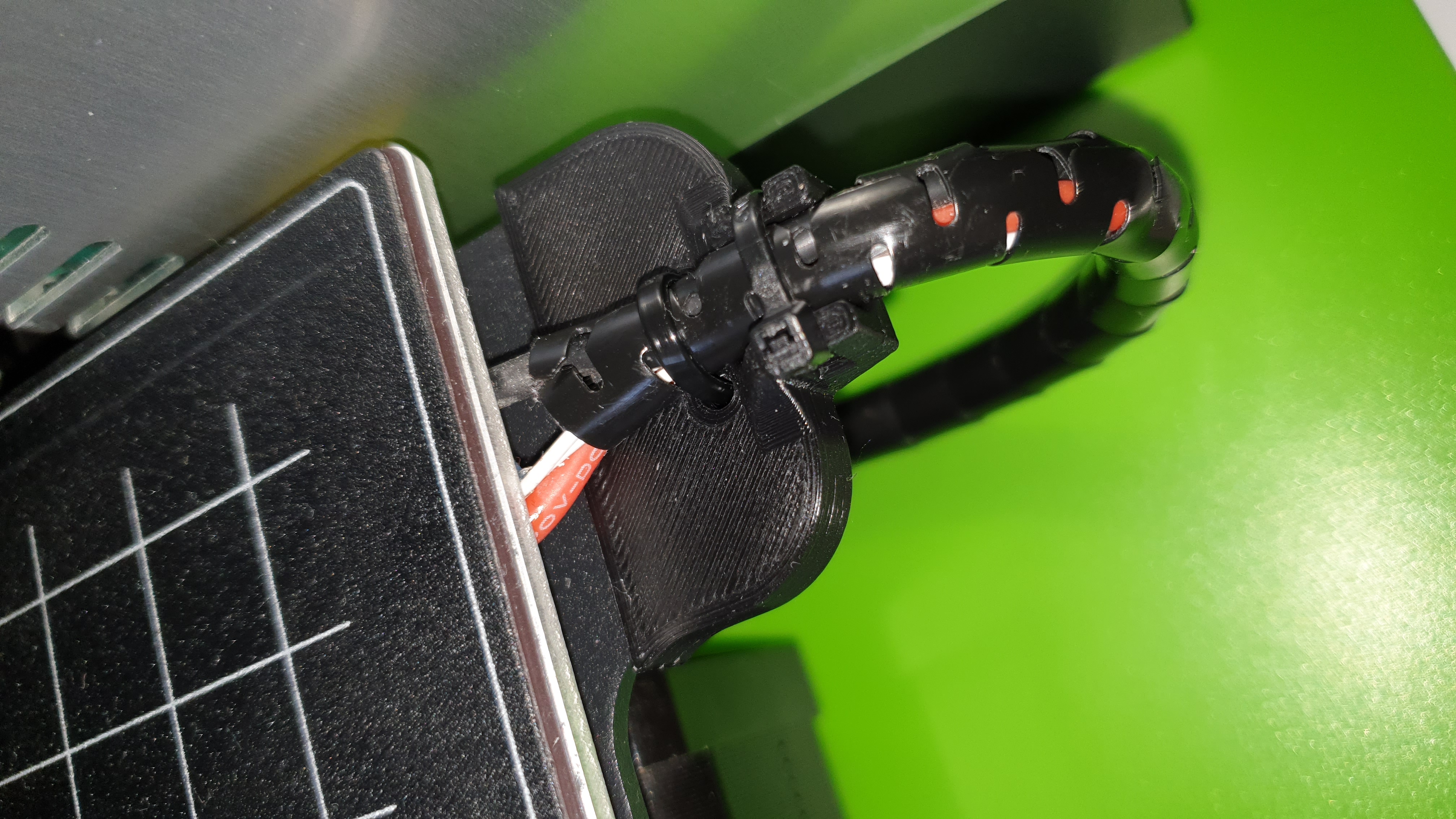 Sujección cables de la cama caliente de Kingroon KP3S.-Kingroon KP3S heated bed cable fastening.