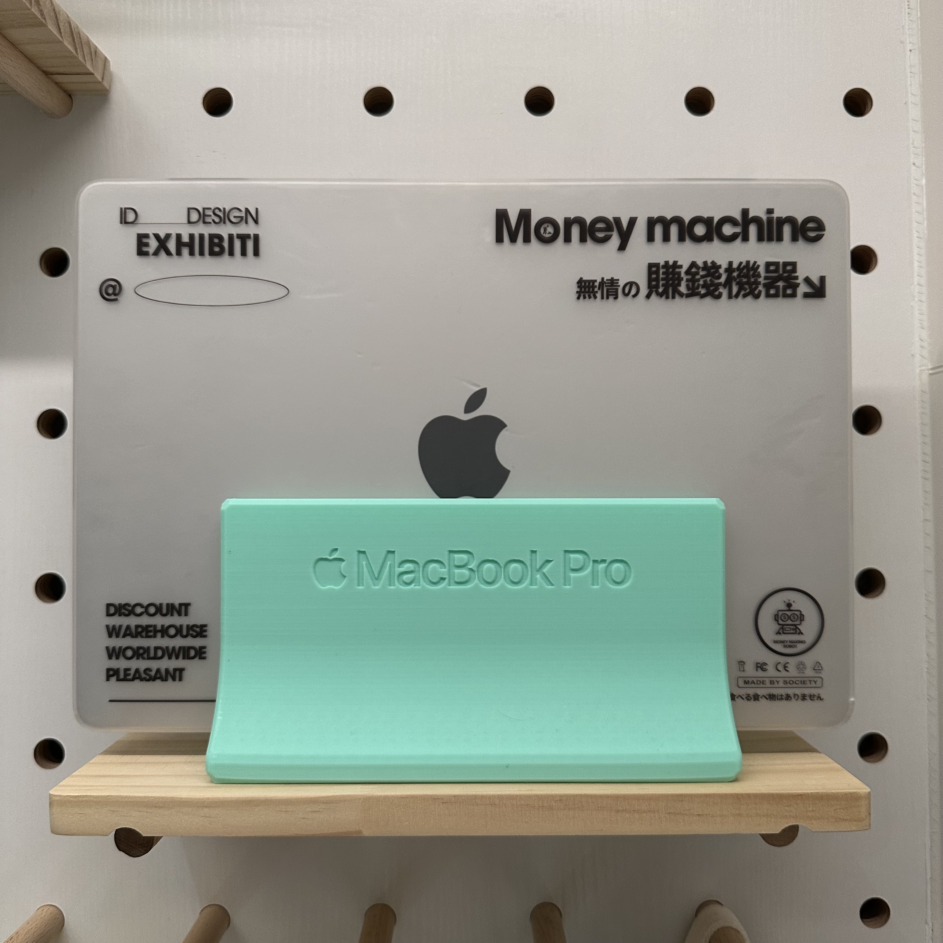 MacBook Pro M2 stand