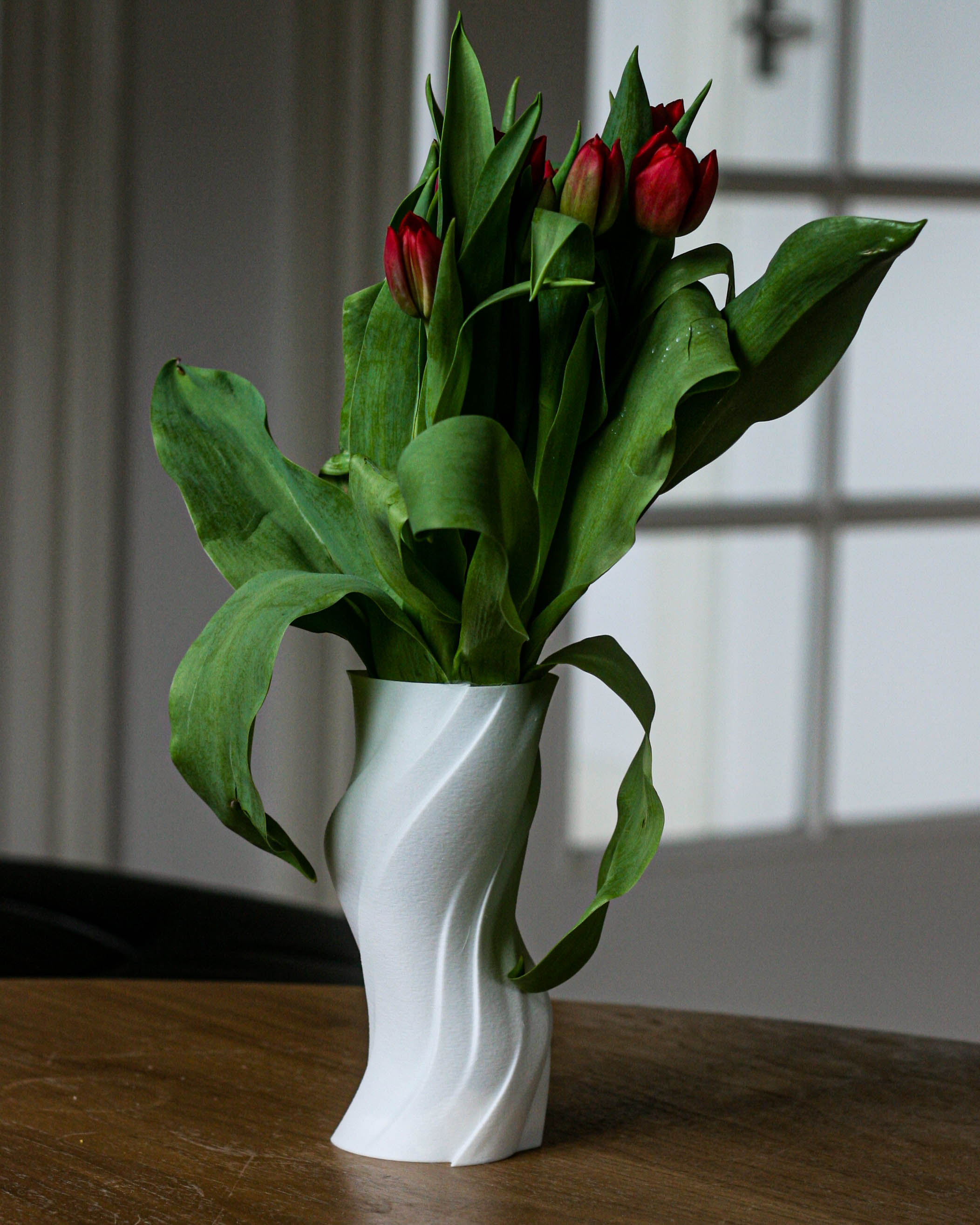 Simple curved vase