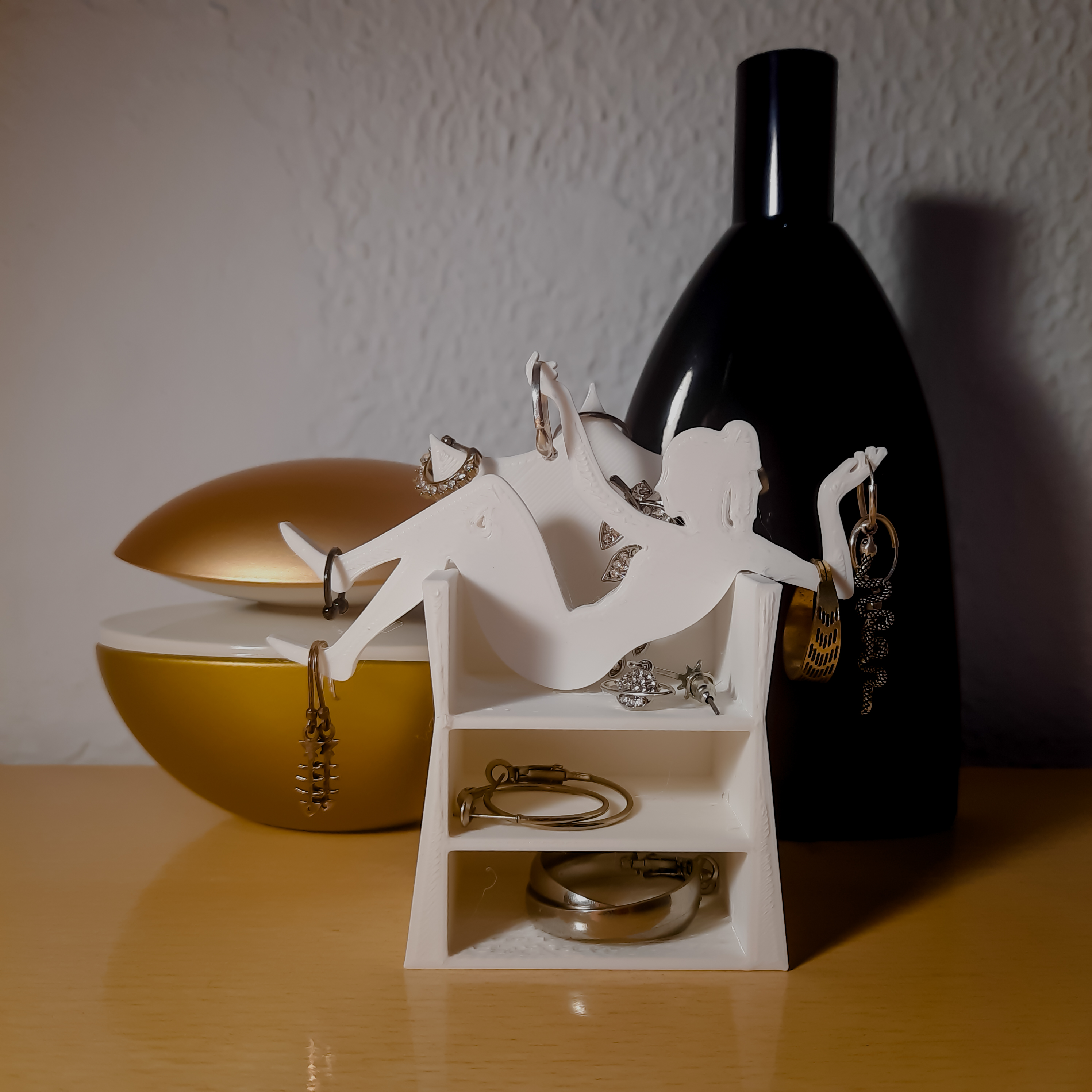 Women in a throne (ring holder / jewelry box)