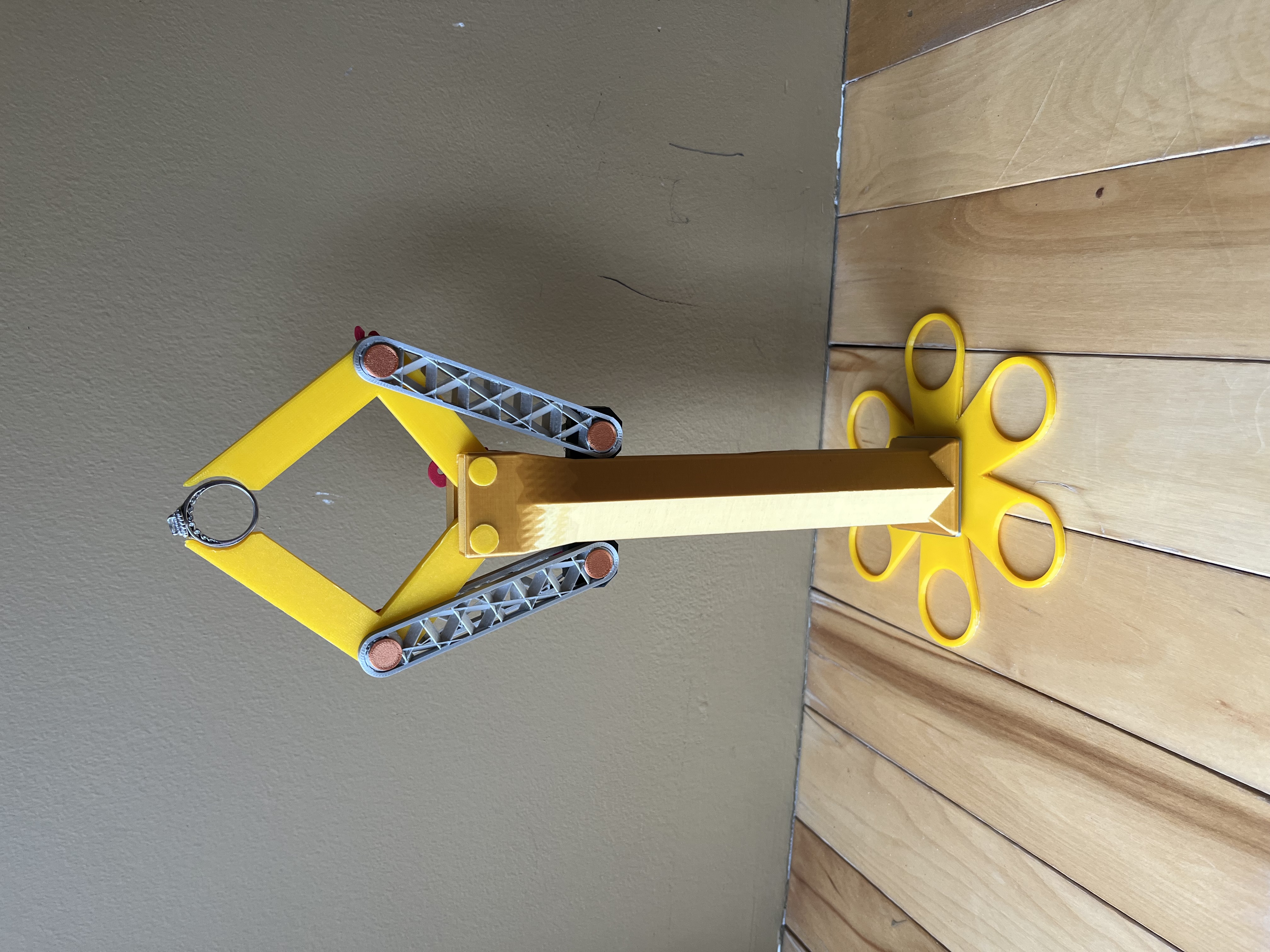 Engineers Dream Ring Holder with Mechanical Drive Claw