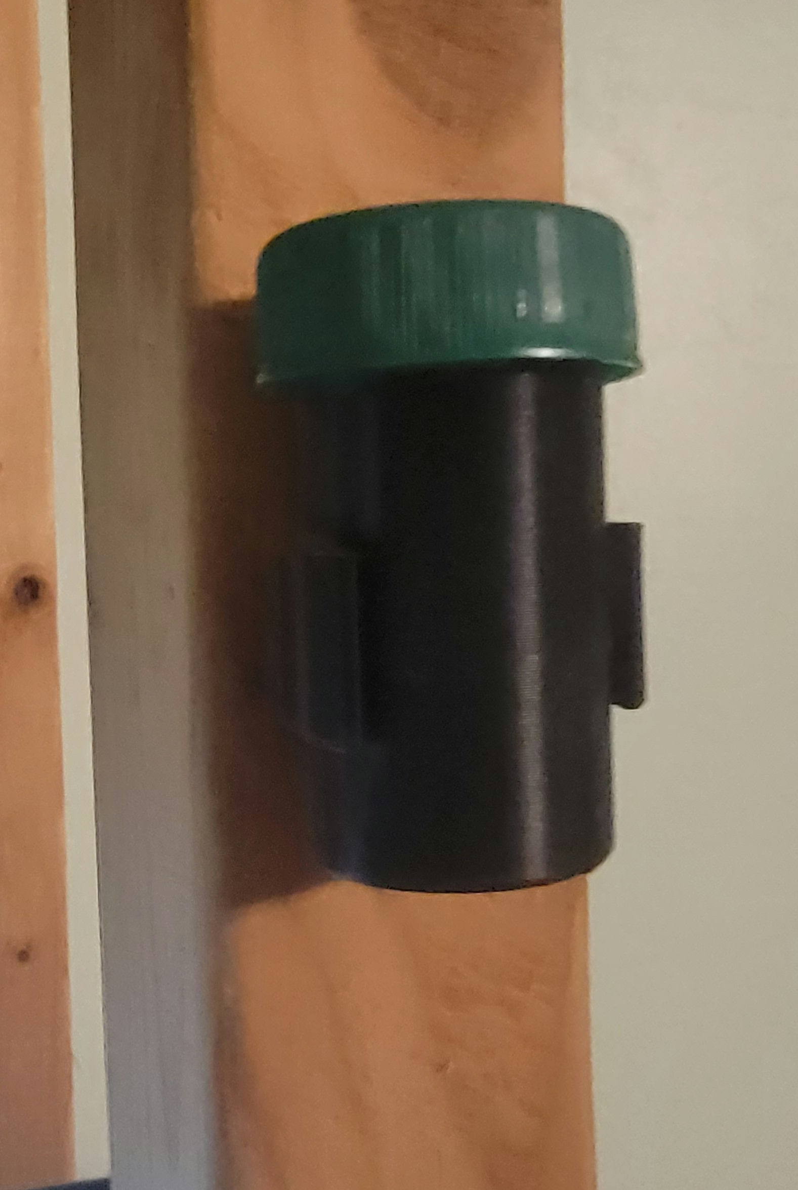 Miniatura 2 do modelo 3D bottle cap container mounting clips