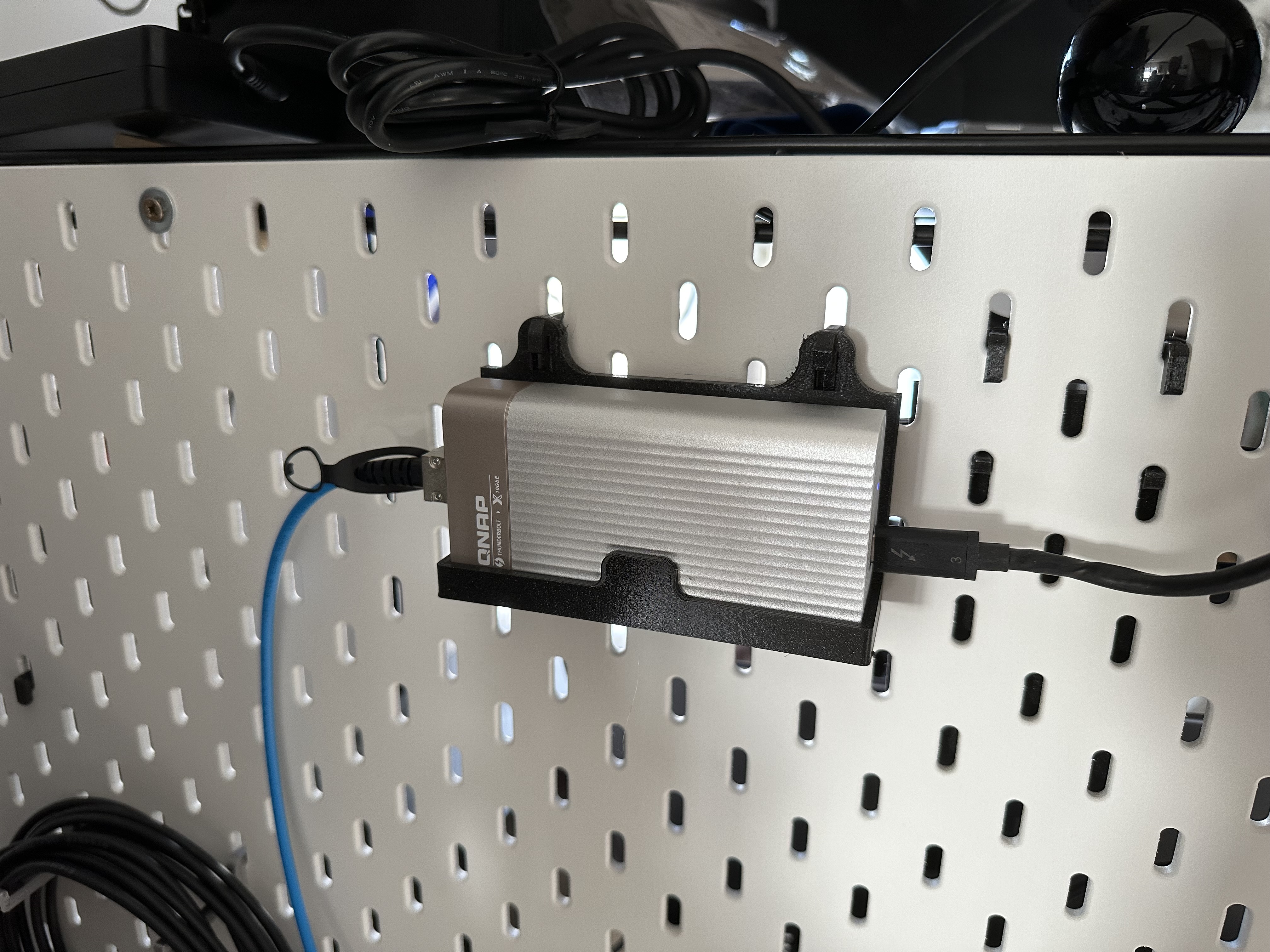 Skadis mount for QNAP TB3/10GbE adapter