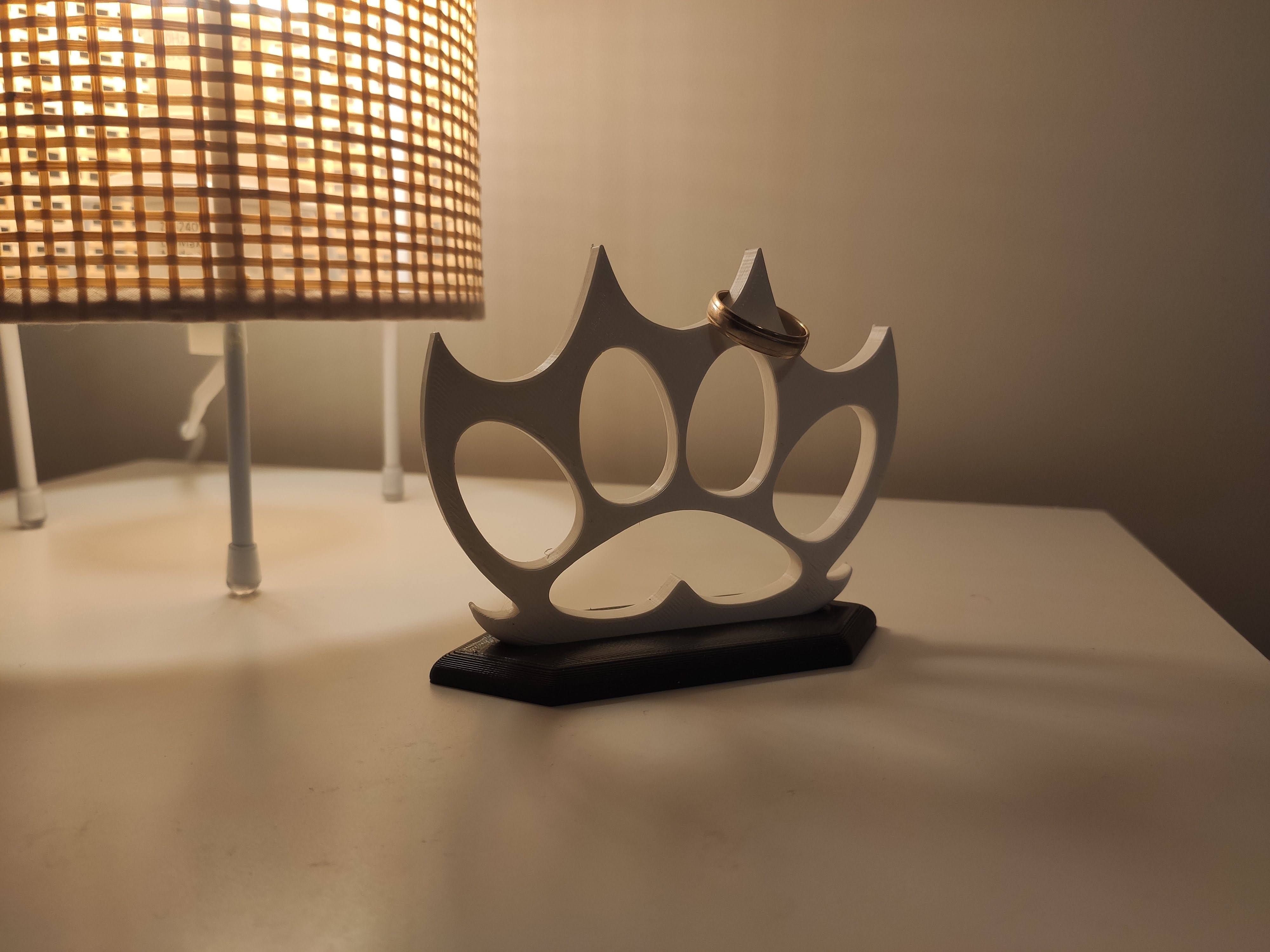 Knuckleduster with claws - ring holder