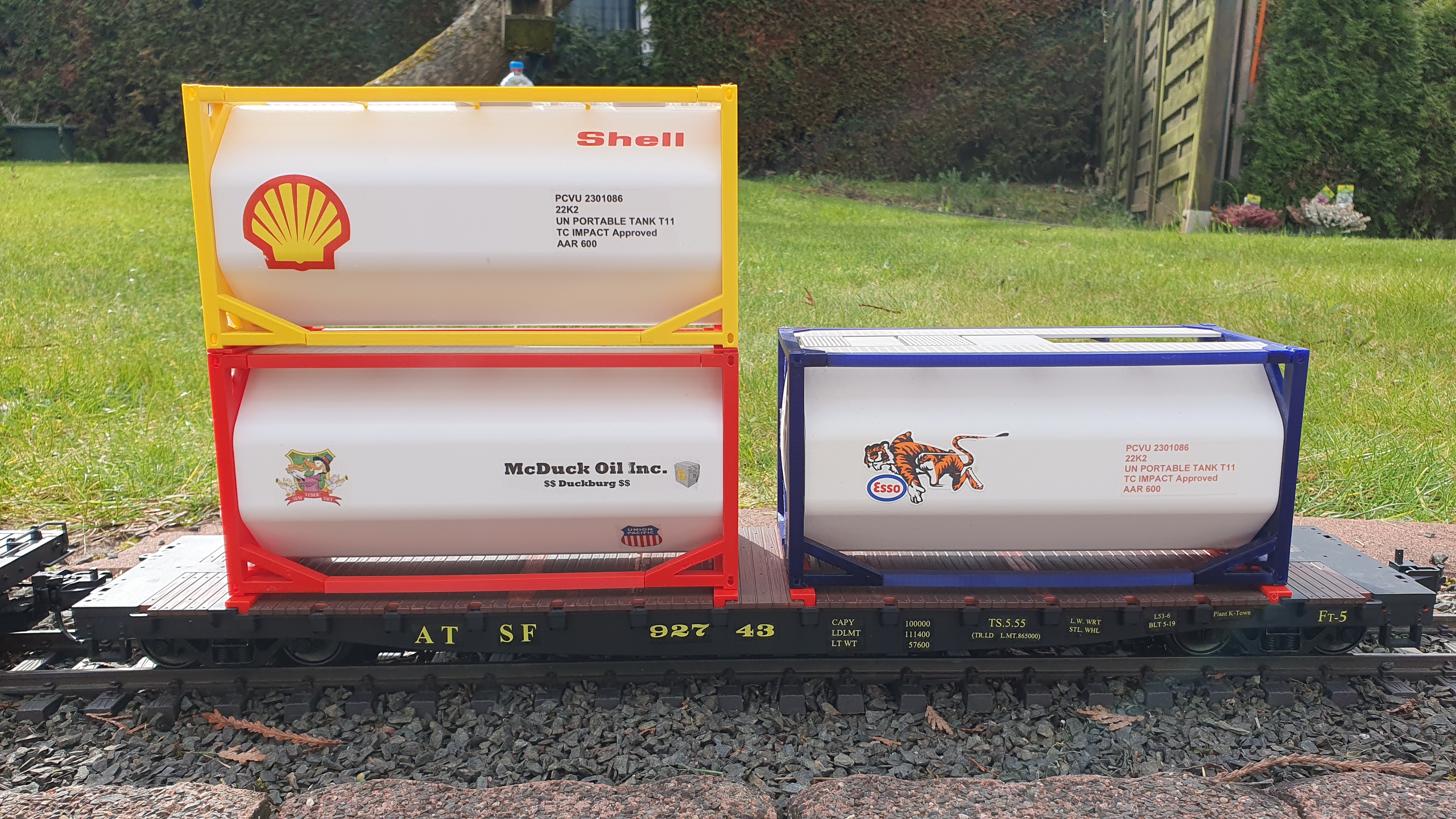 Mounting parts for Manimal’s 20ft Container on G-Scale Flat Cars