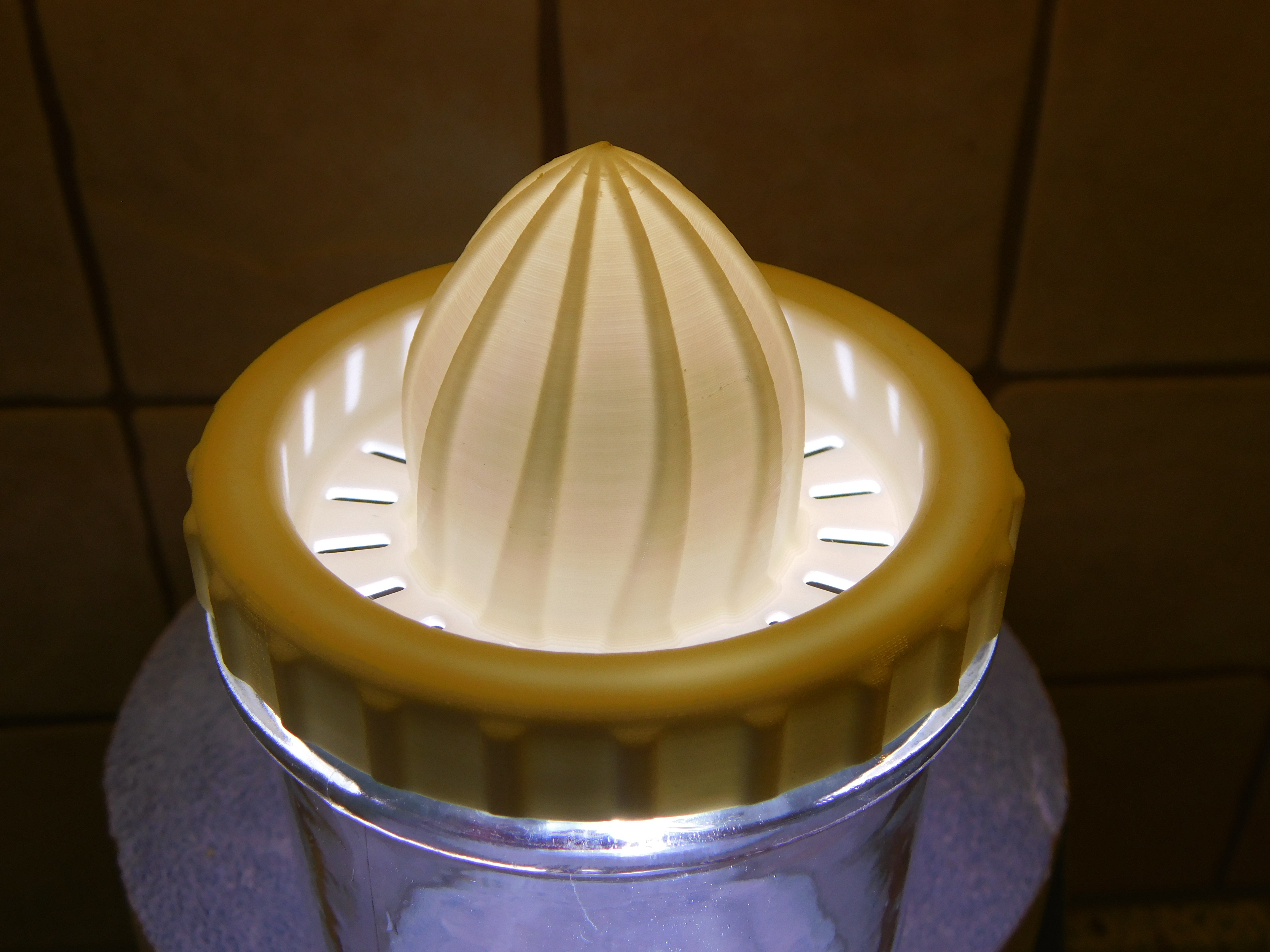 Jar lid for juicing citrus fruits