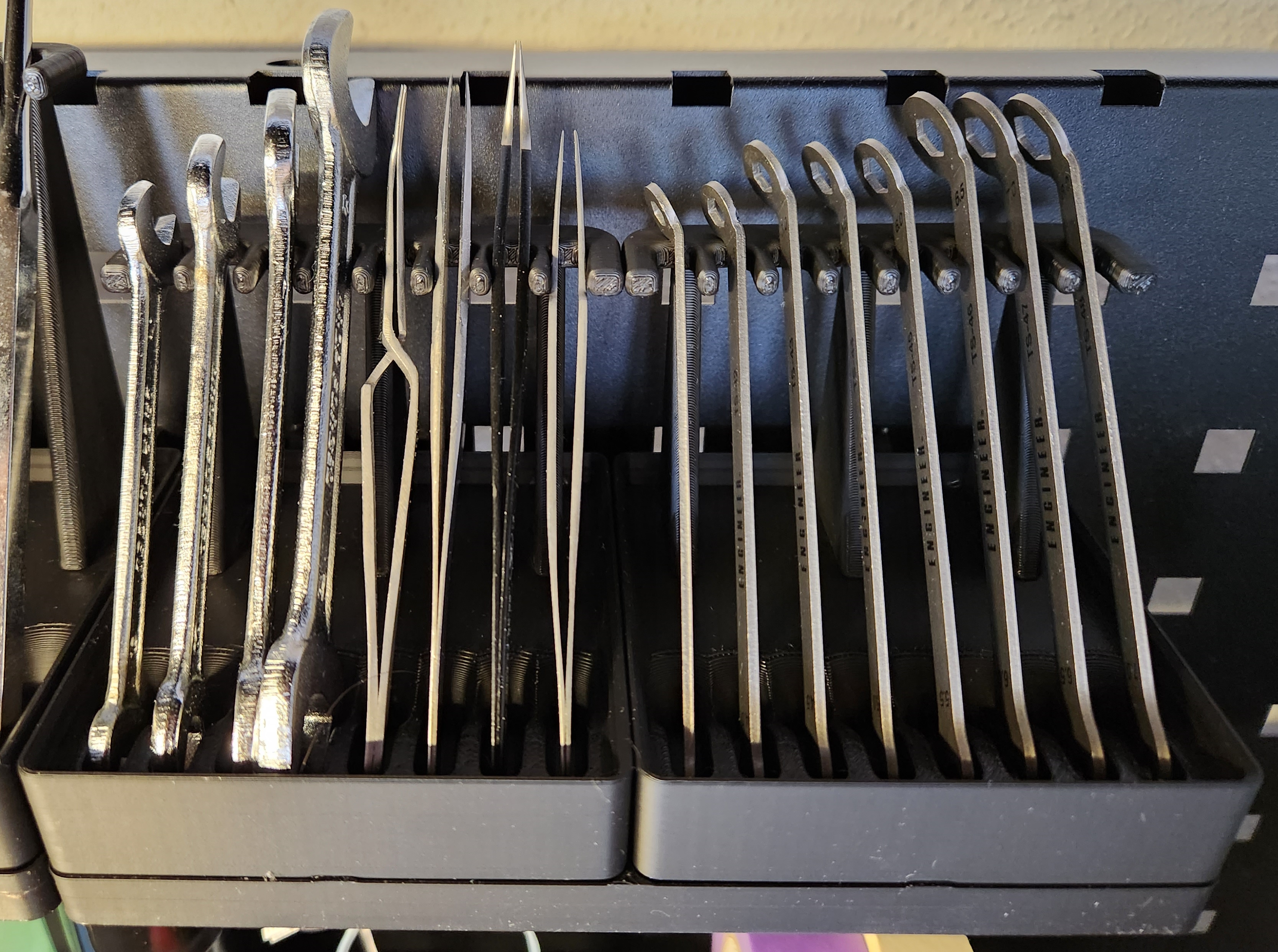 Gridfinity rack for 8 small wrenches or tweezers