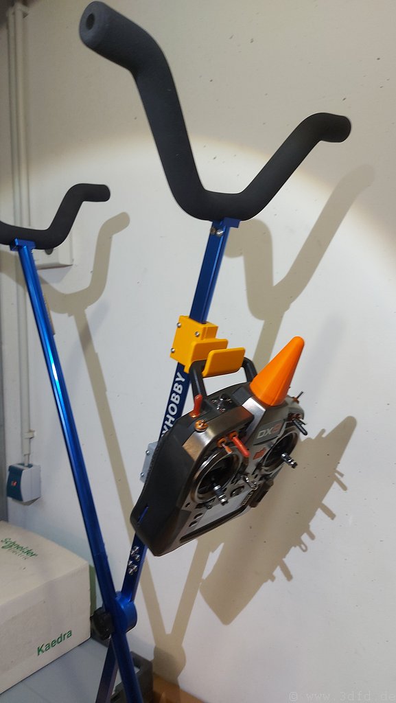 Mounting bracket for an RC transmitter on an aluminum RC model stand