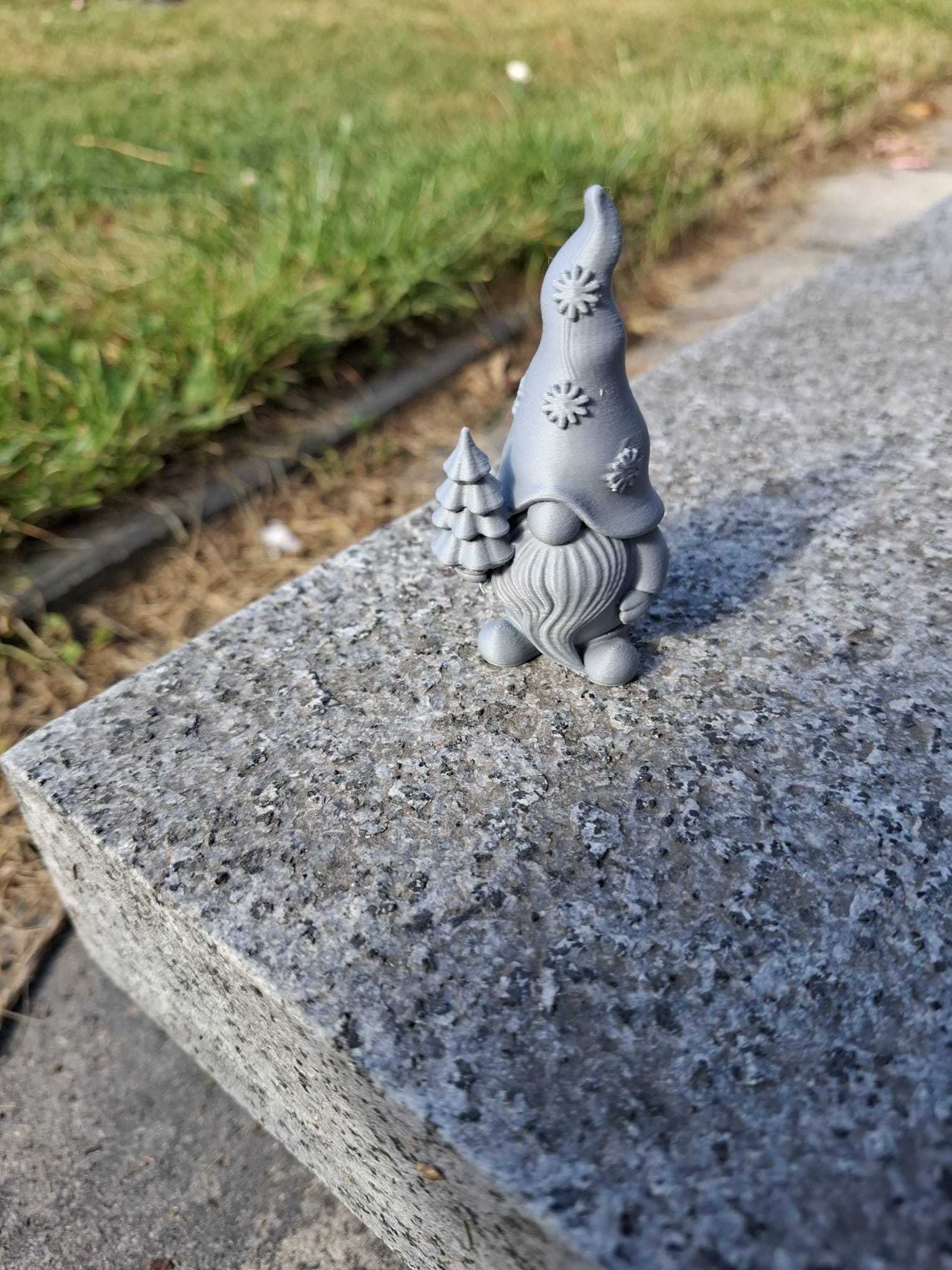 Miniatura 5 do modelo 3D Snowcap Gnome with Mini Tree