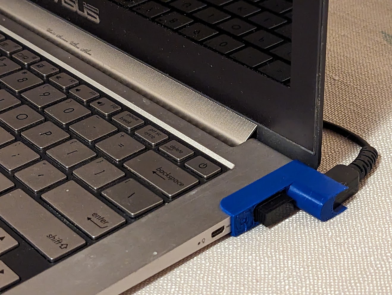 ASUS UX31E Power Plug Secure Clamp by mentalflossed Download free STL model