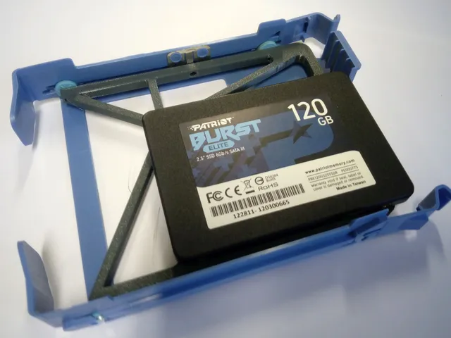Rámeček (konverze) z 3.5" HDD na 2.5" SSD / HDD adapter