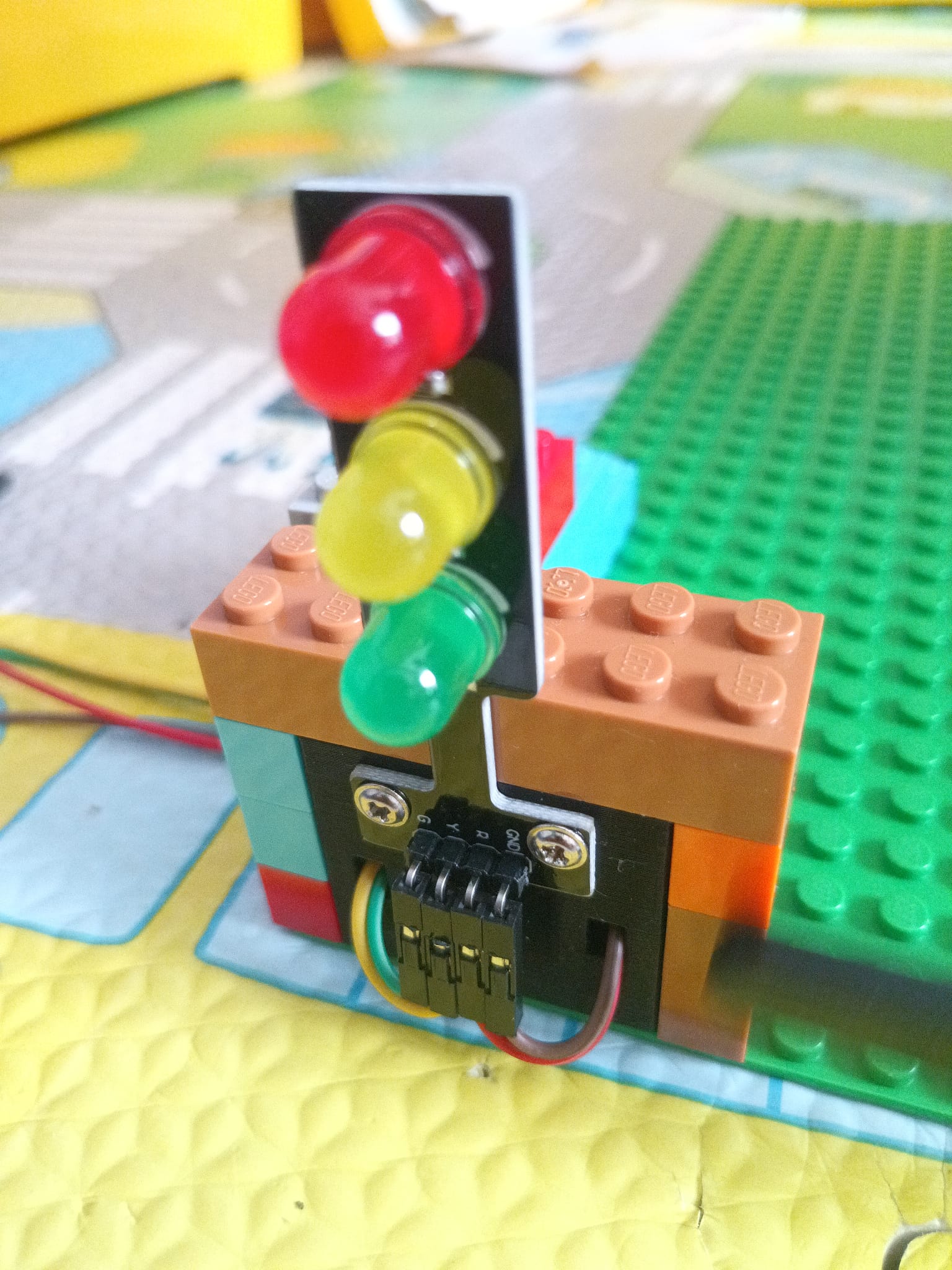 LEGO traffic light mount