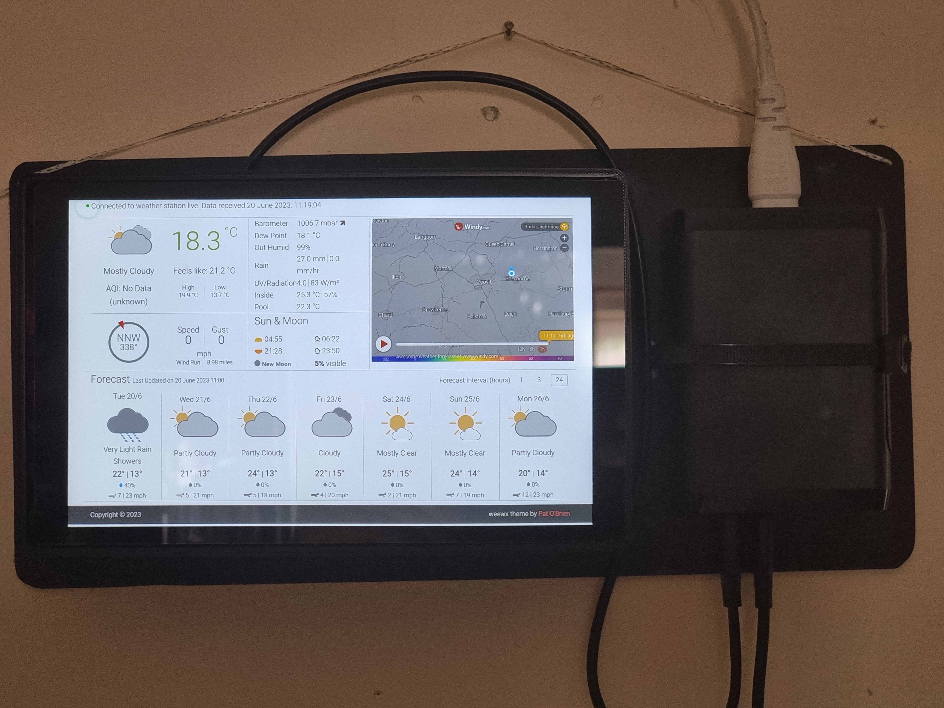 Hanging case for Waveshare 8" display