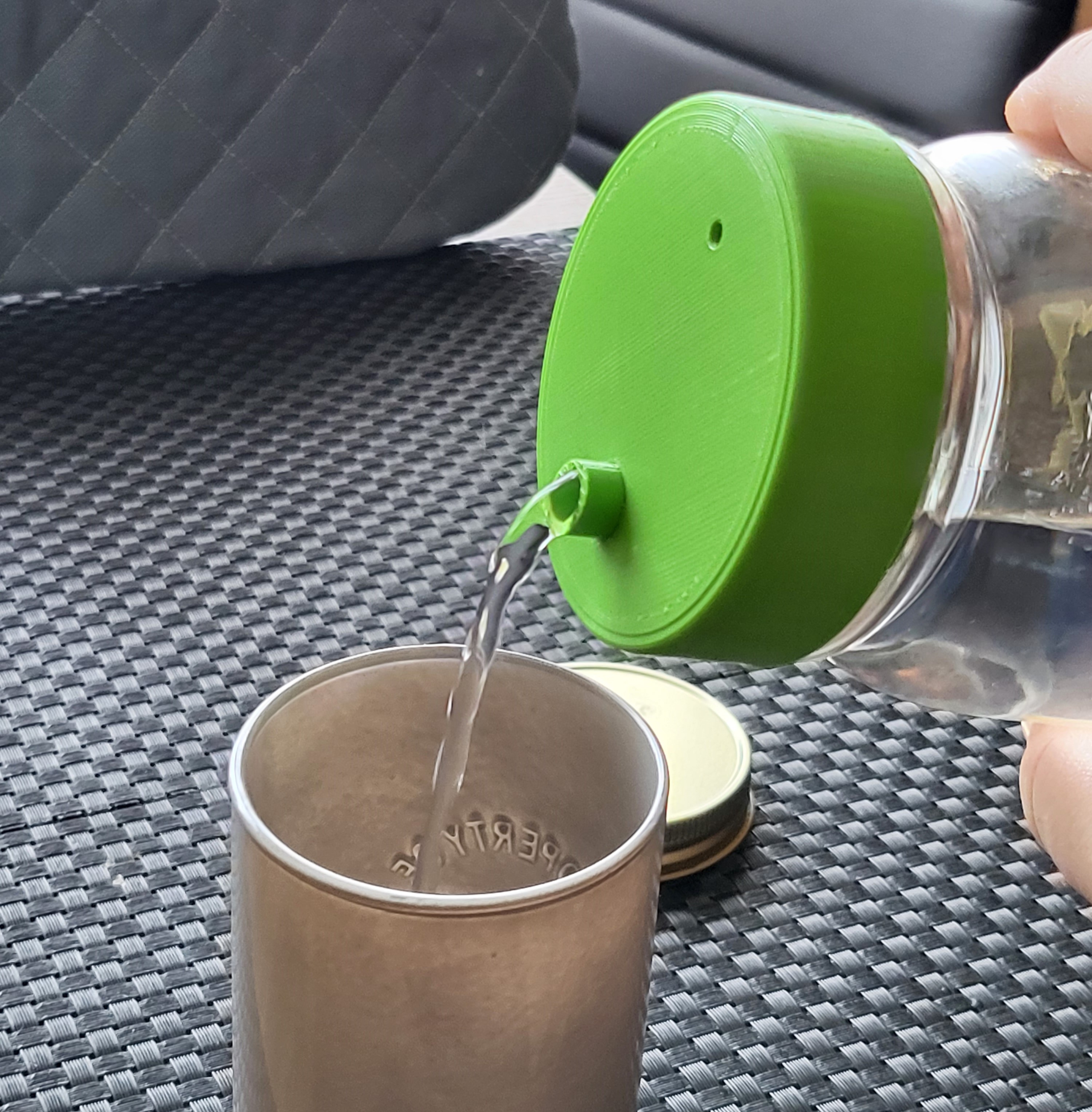 Mason jar pouring lid
