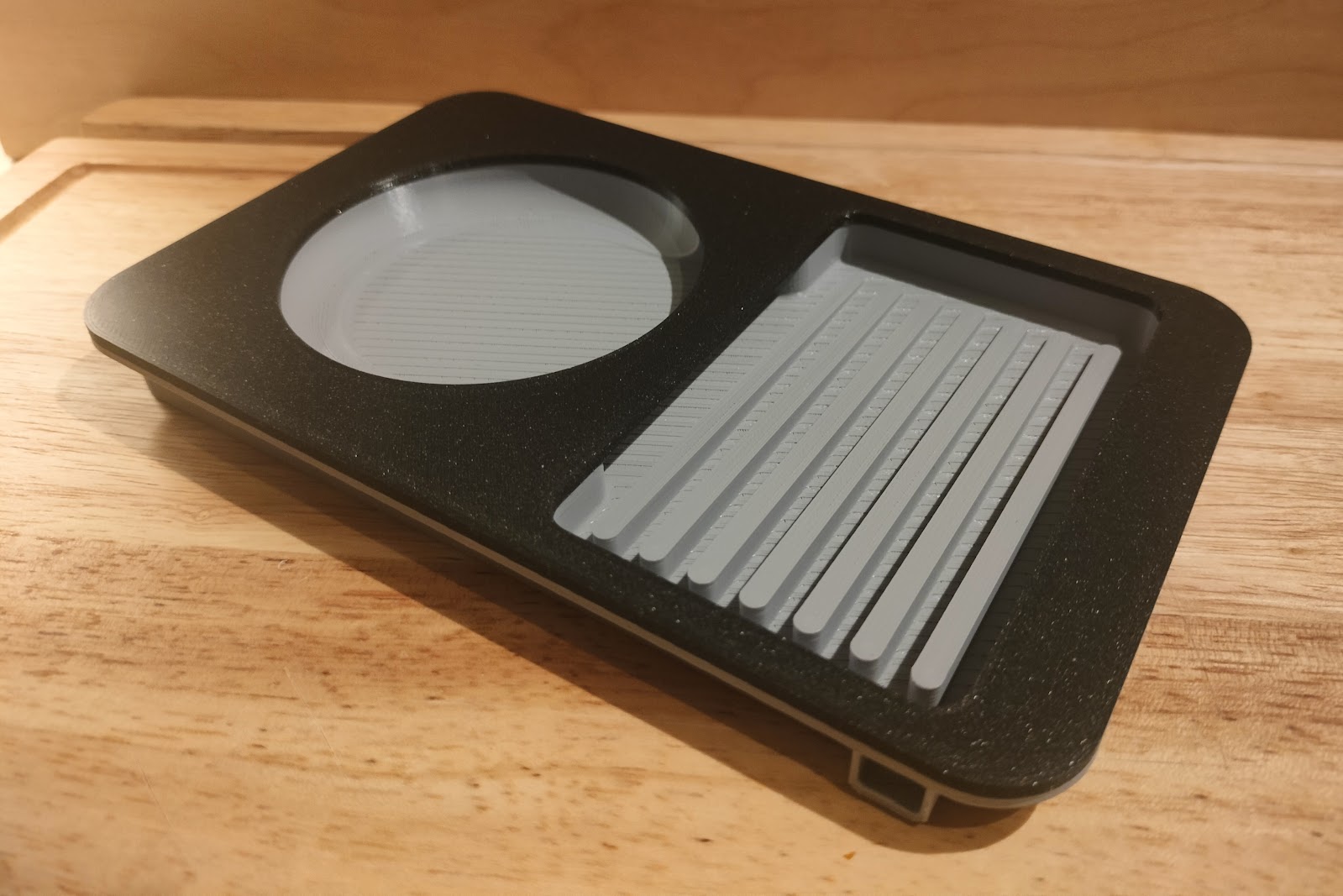 Tray for nailbrush and soap dispenser - With drain and removable top