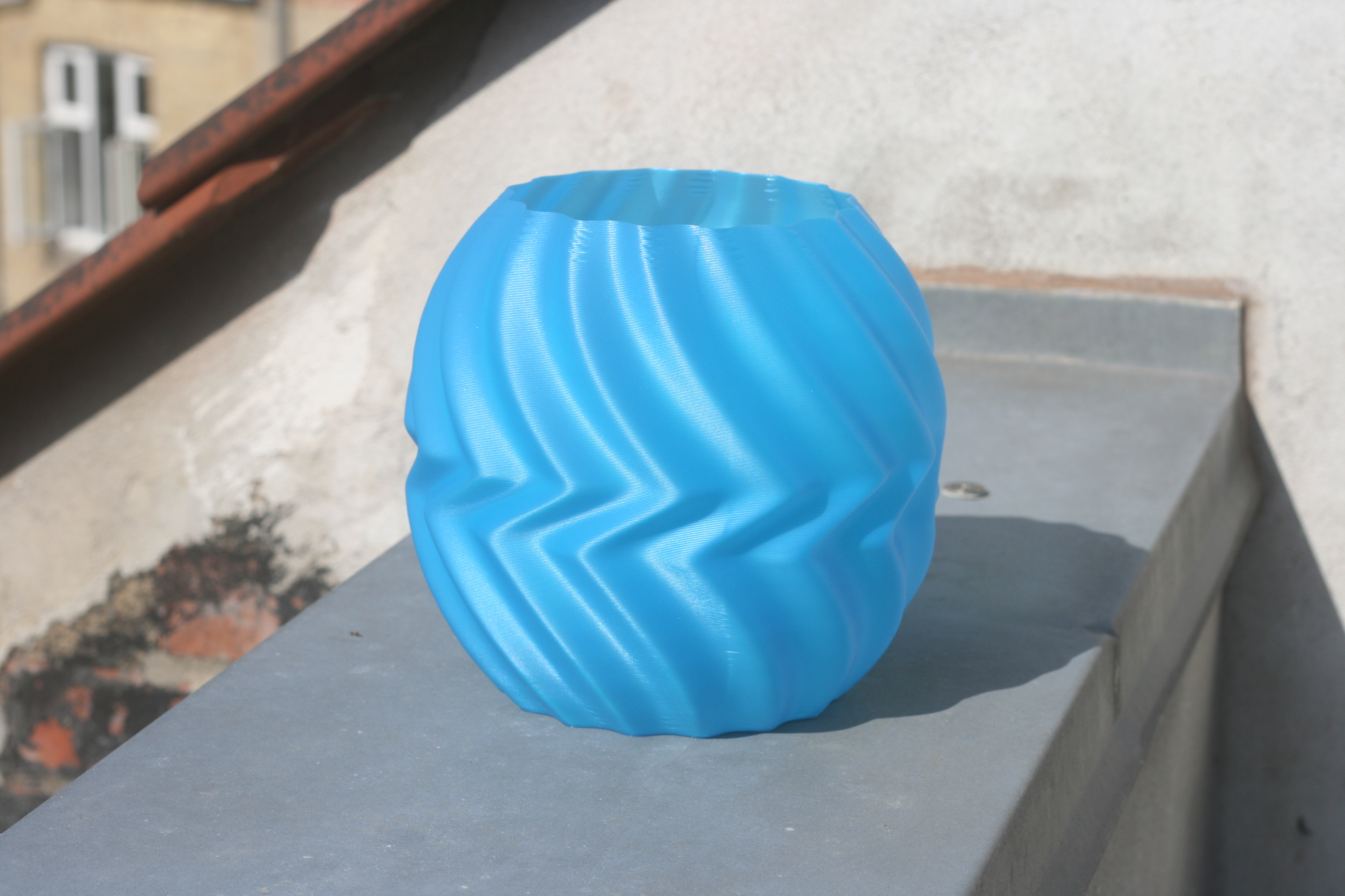 Spherelike pot with zagzig pattern