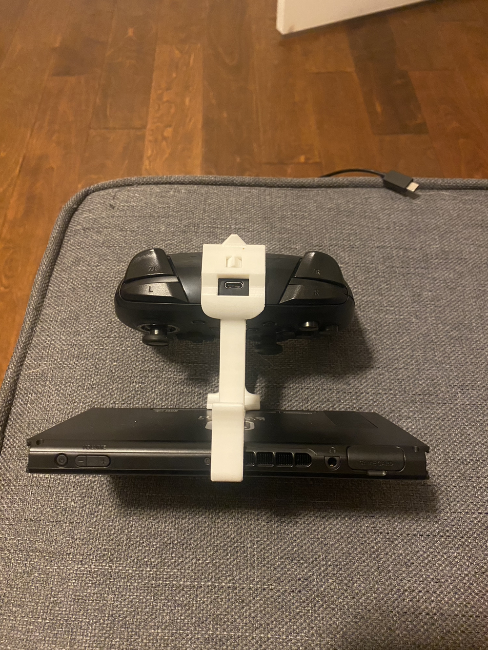 Nintendo Switch Pro Controller Screen Mount Centered and Chargeable