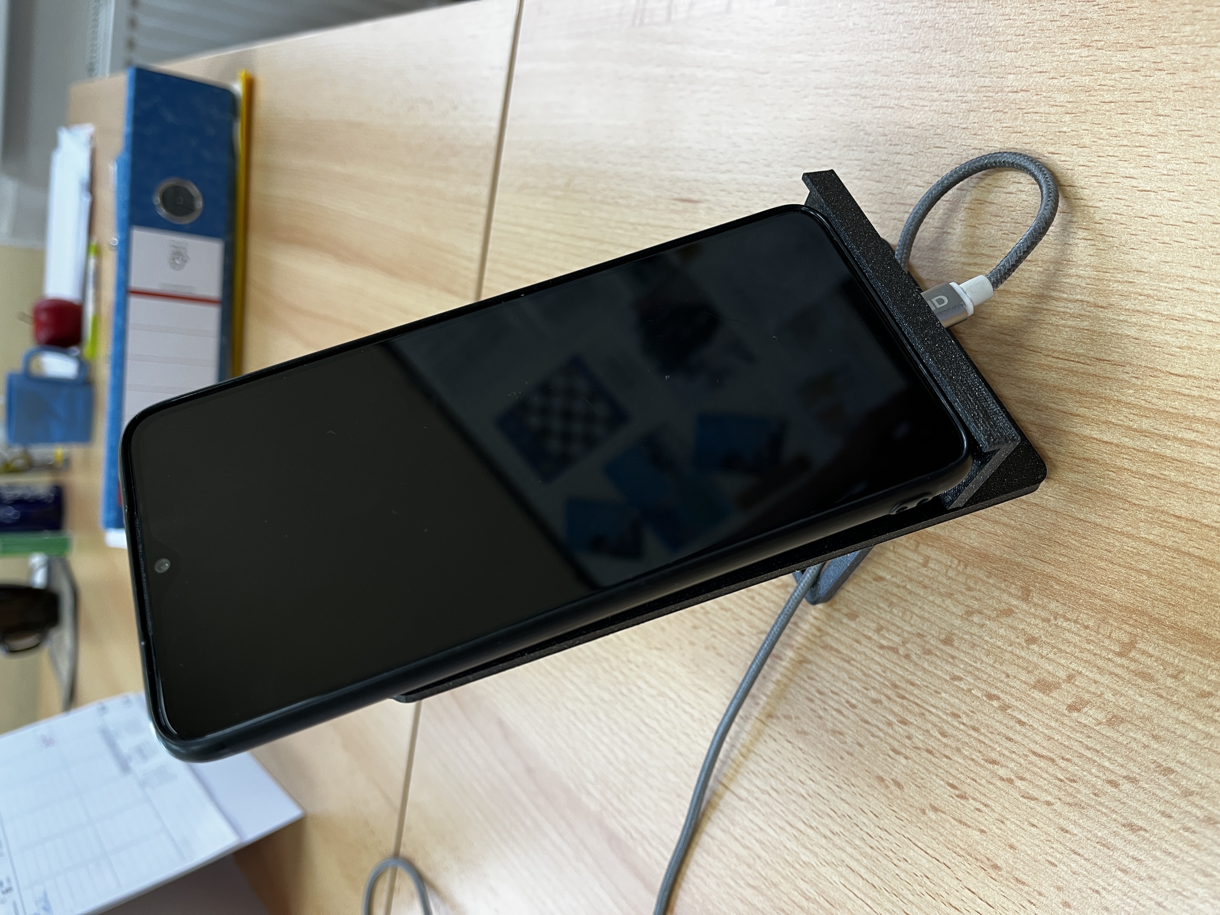 Mobile holder for mobile phone. / Mobilní stojánek pro mobil.
