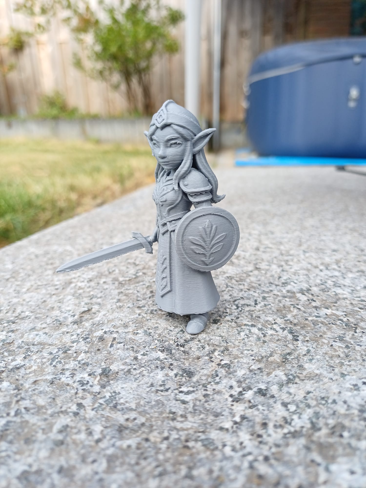 Sylvan Shieldmaiden — Elven Paladin Mini