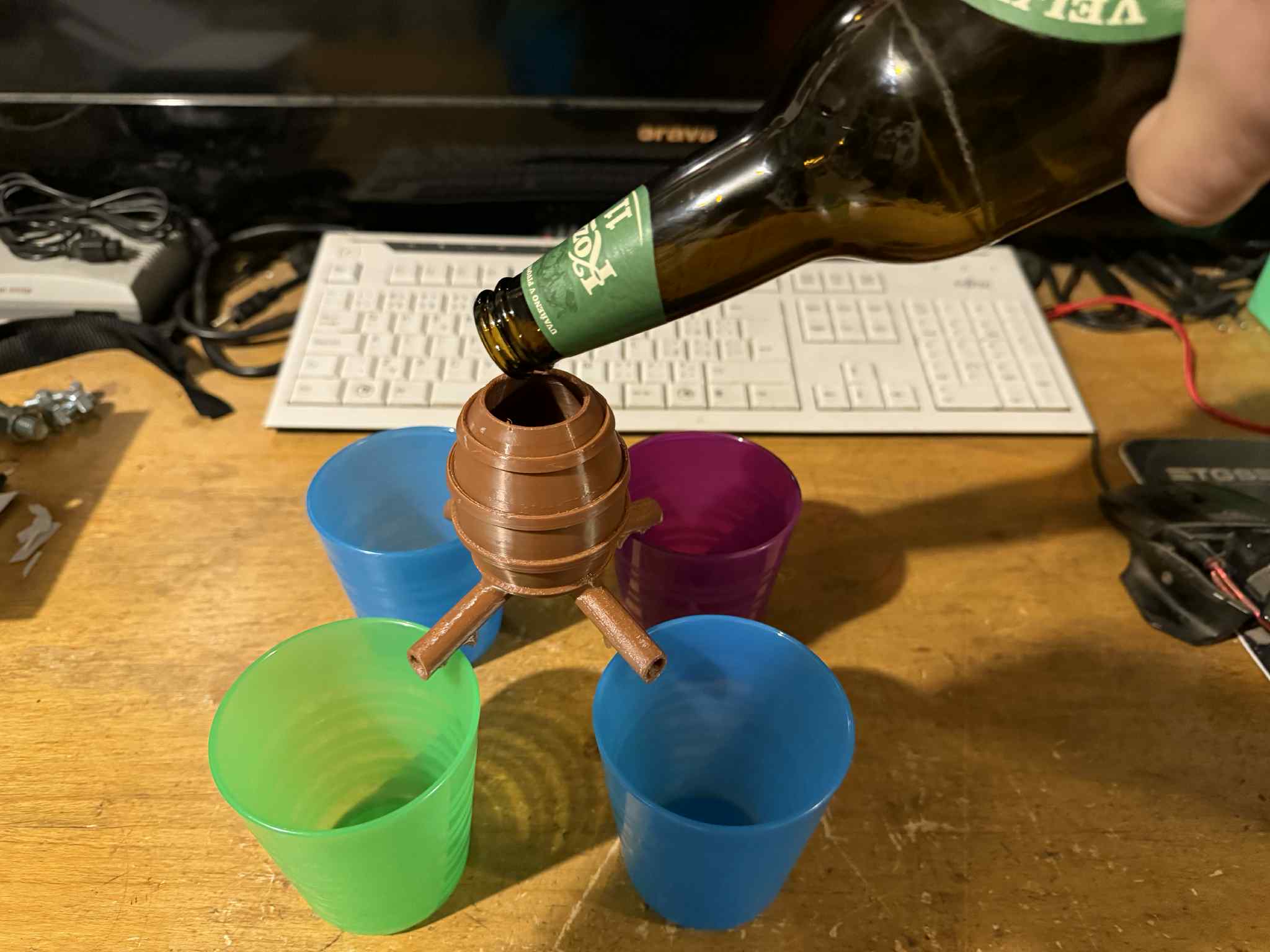 Keg for pouring drinks into 4 glasses, aneb kdyz jste 4 ale mate jen jedno pivo