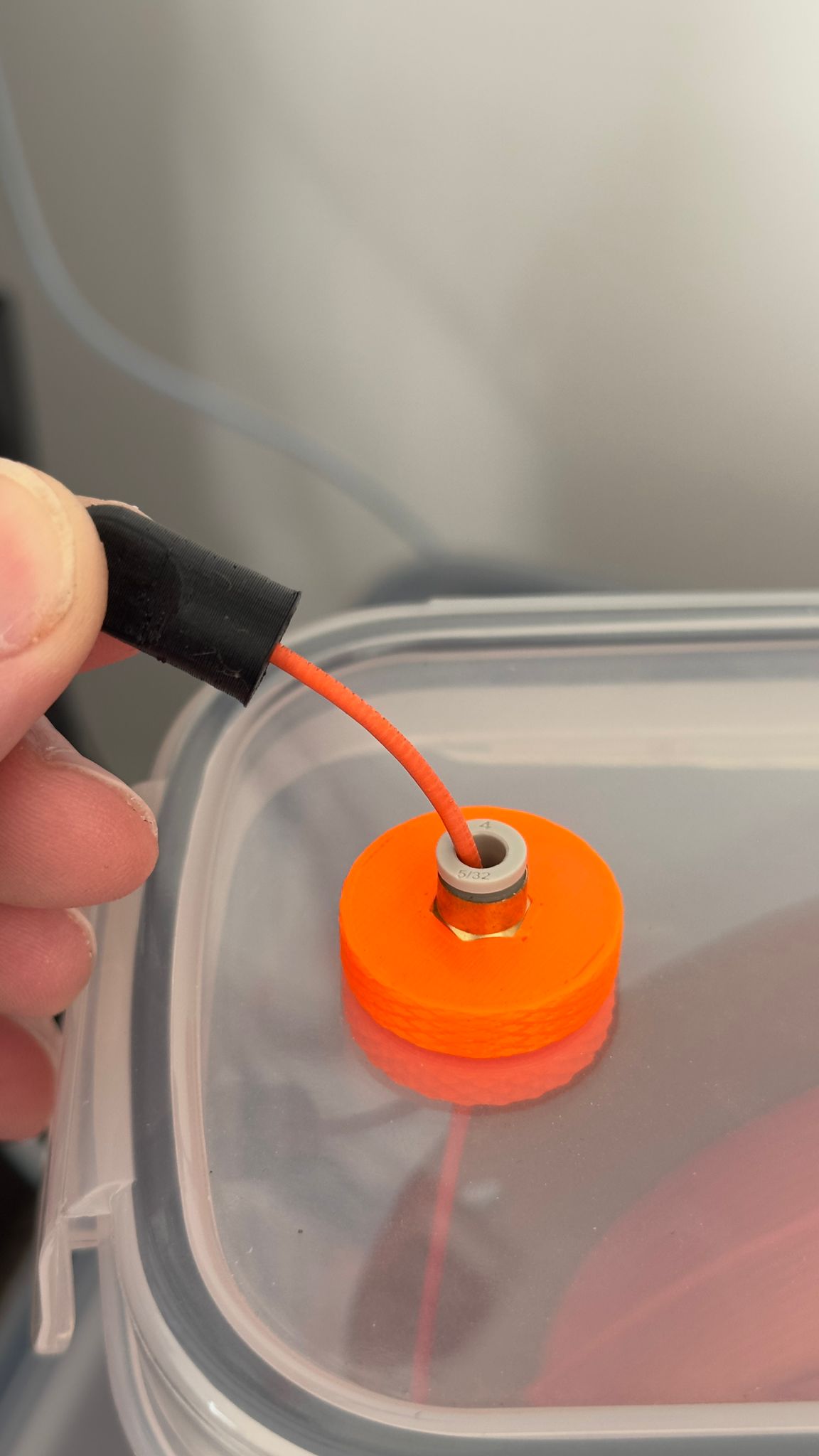 Cap for PC4M6 with filament clip. Drybox. TPU.