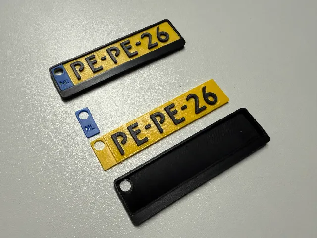 Nederlandse kenteken-sleutelhanger – Aanpasbaar | Meerkleurig zonder MMU - Dutch License Plate Keychain – Customizable | Multicolor without MMU