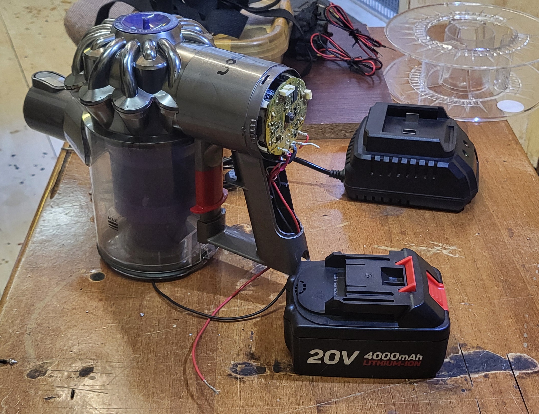 Battery adapter for vacuum cleaner Dyson to 20 Volt 4Ah  Womax battery the cheap one