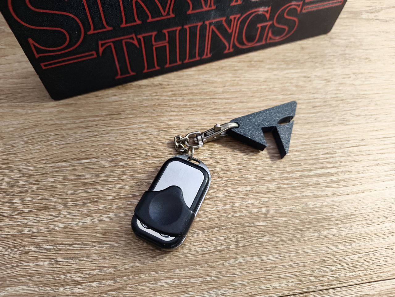 SHARK FIN KEYCHAIN (Soporte de Móvil Llavero)