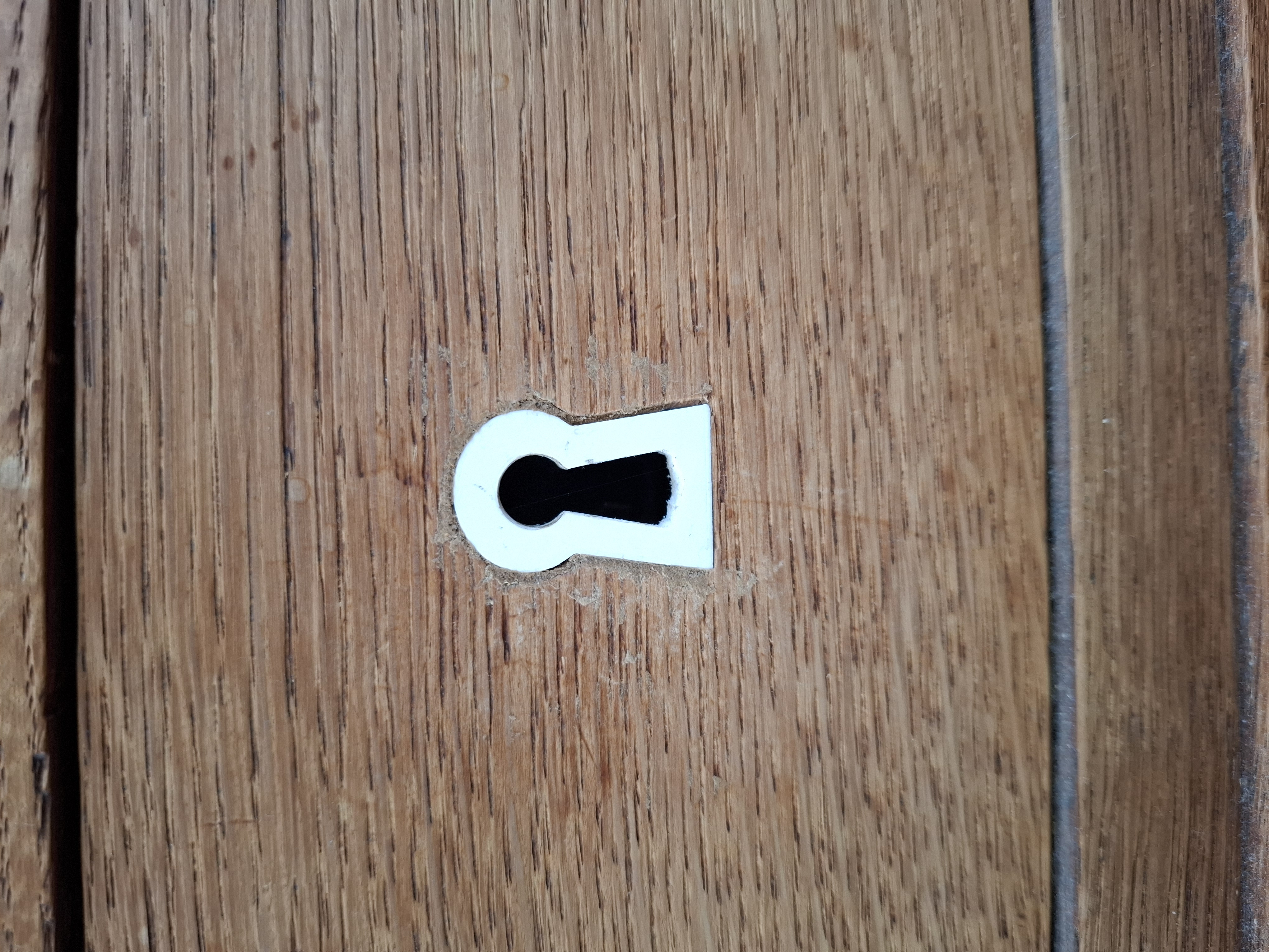 Keyhole cover
