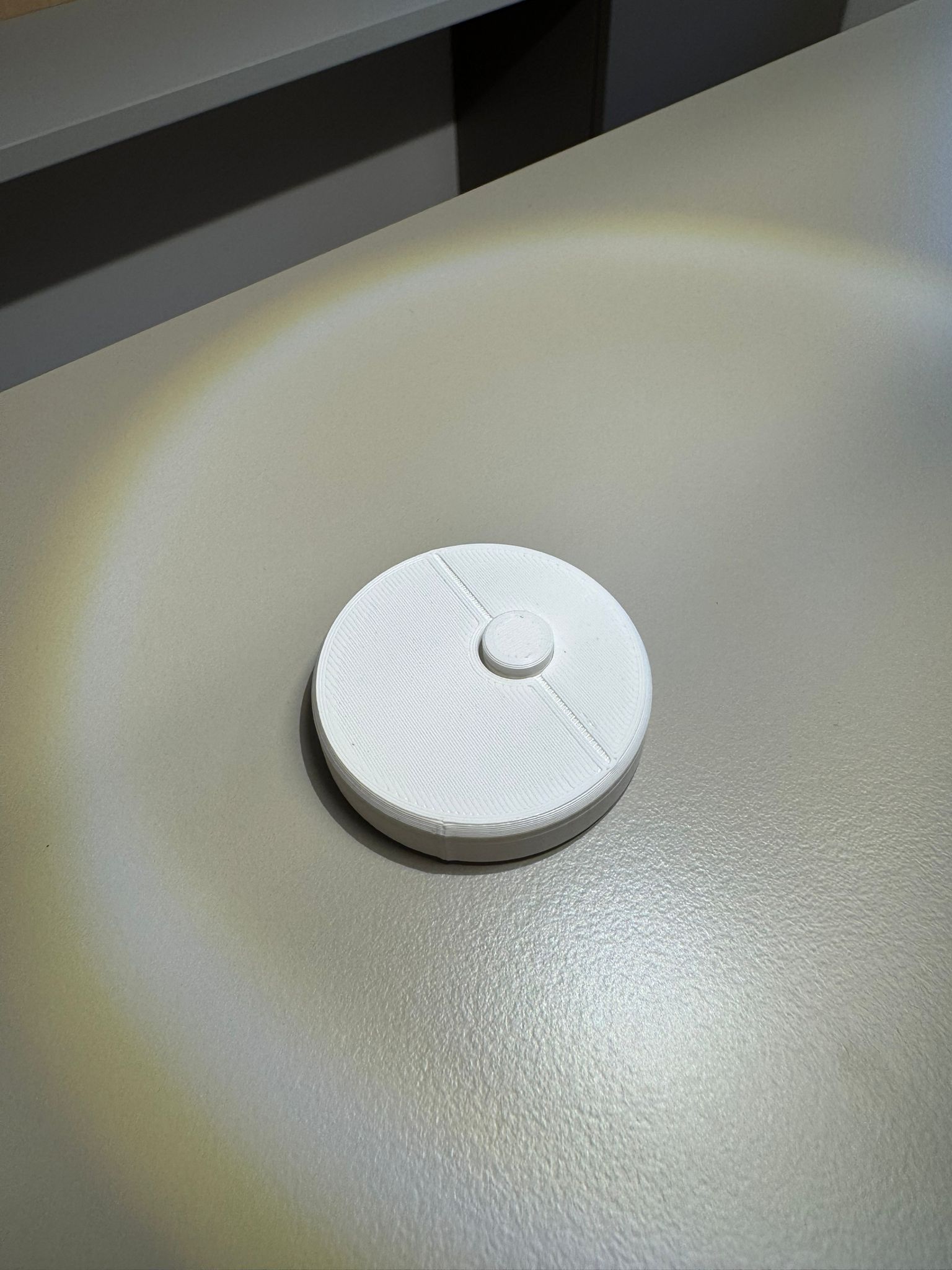 Miniatura 2 do modelo 3D Tiny Cute Robot Vacuum Button/Remote