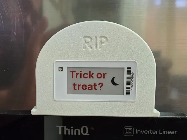 Tombstone e-ink tag case – fridge magnet, keychain, wall & tape mount (Pingente)