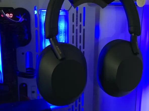 Sony WH-1000XM5 Hanger - ThermalTake Core P Series