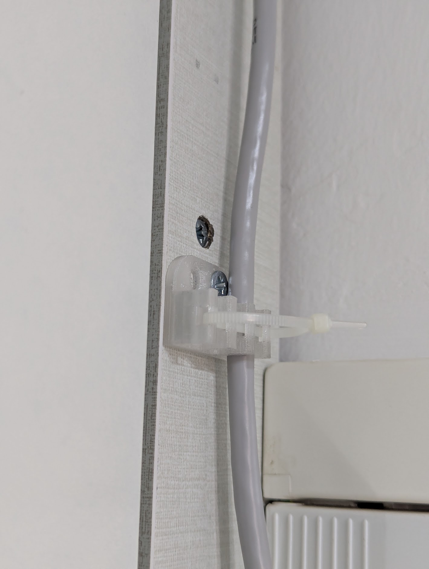 Eth cat6 cable wall-mount clip