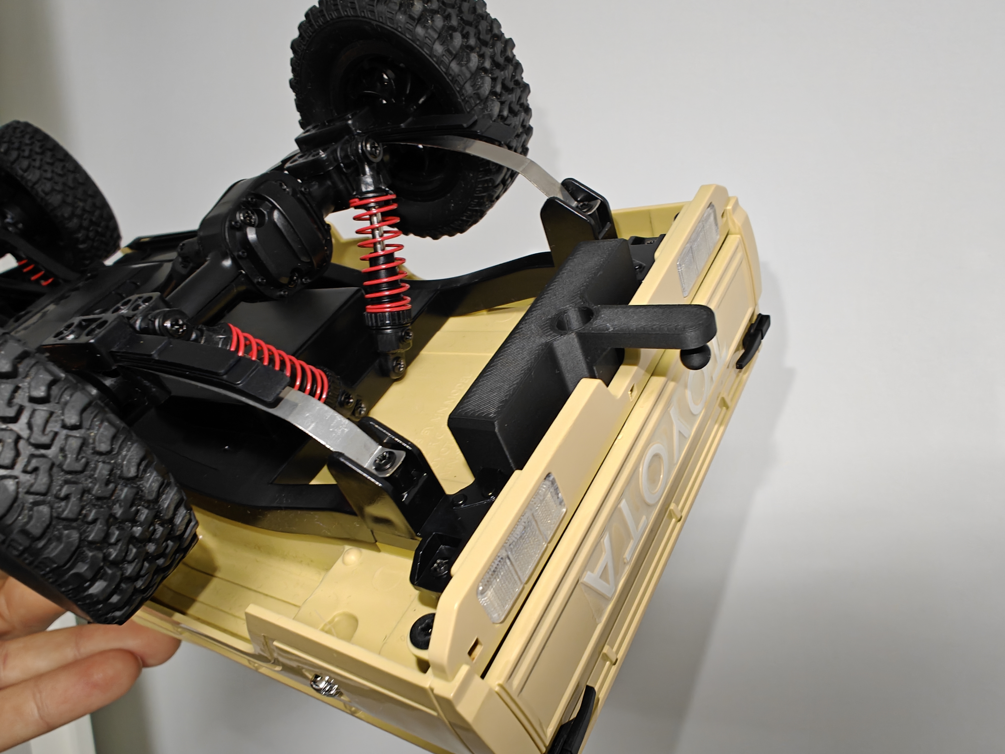 MN82 Tow Hitch Scale 1:12
