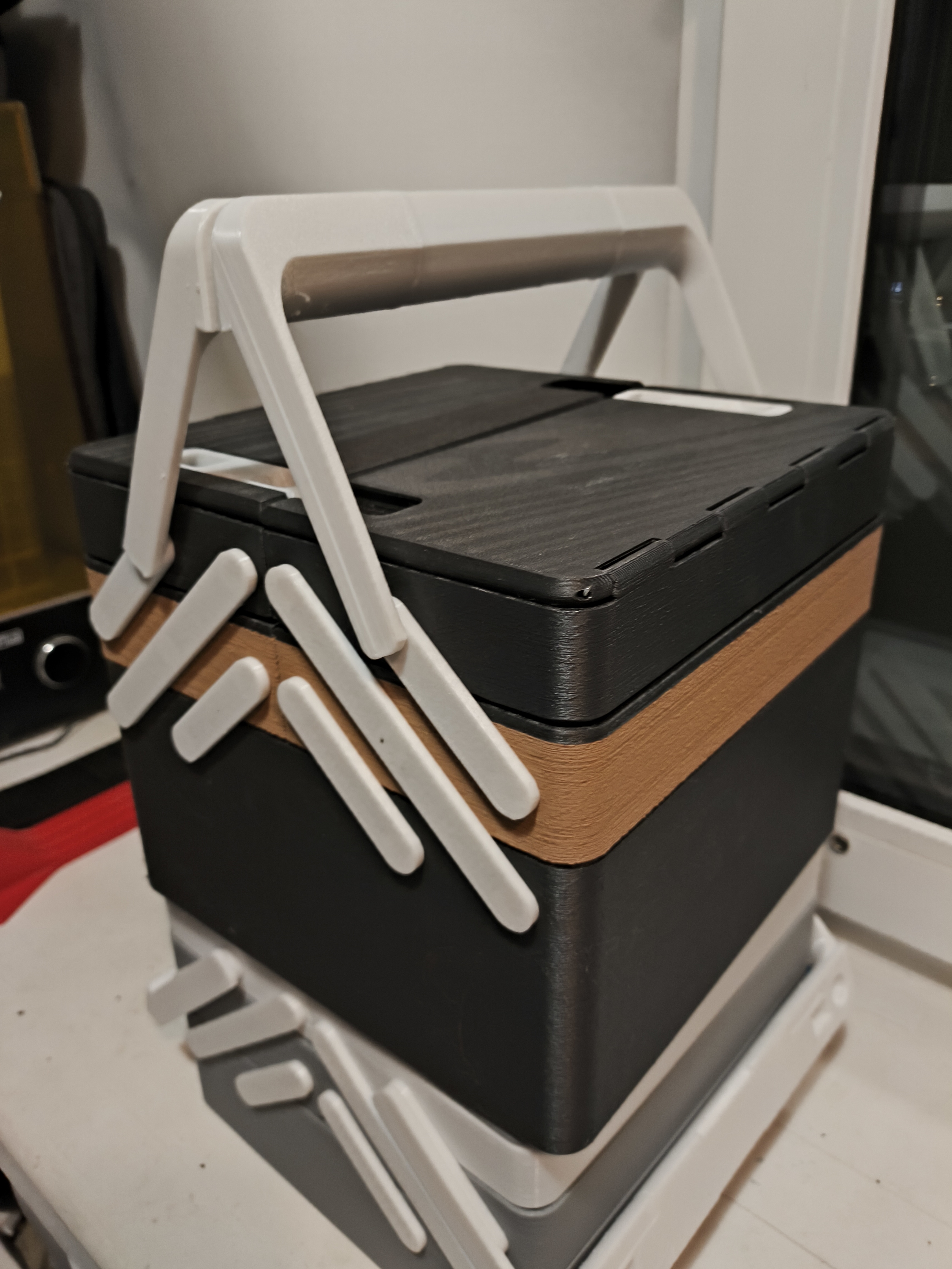Cantilever tool/sewing box - screw connection