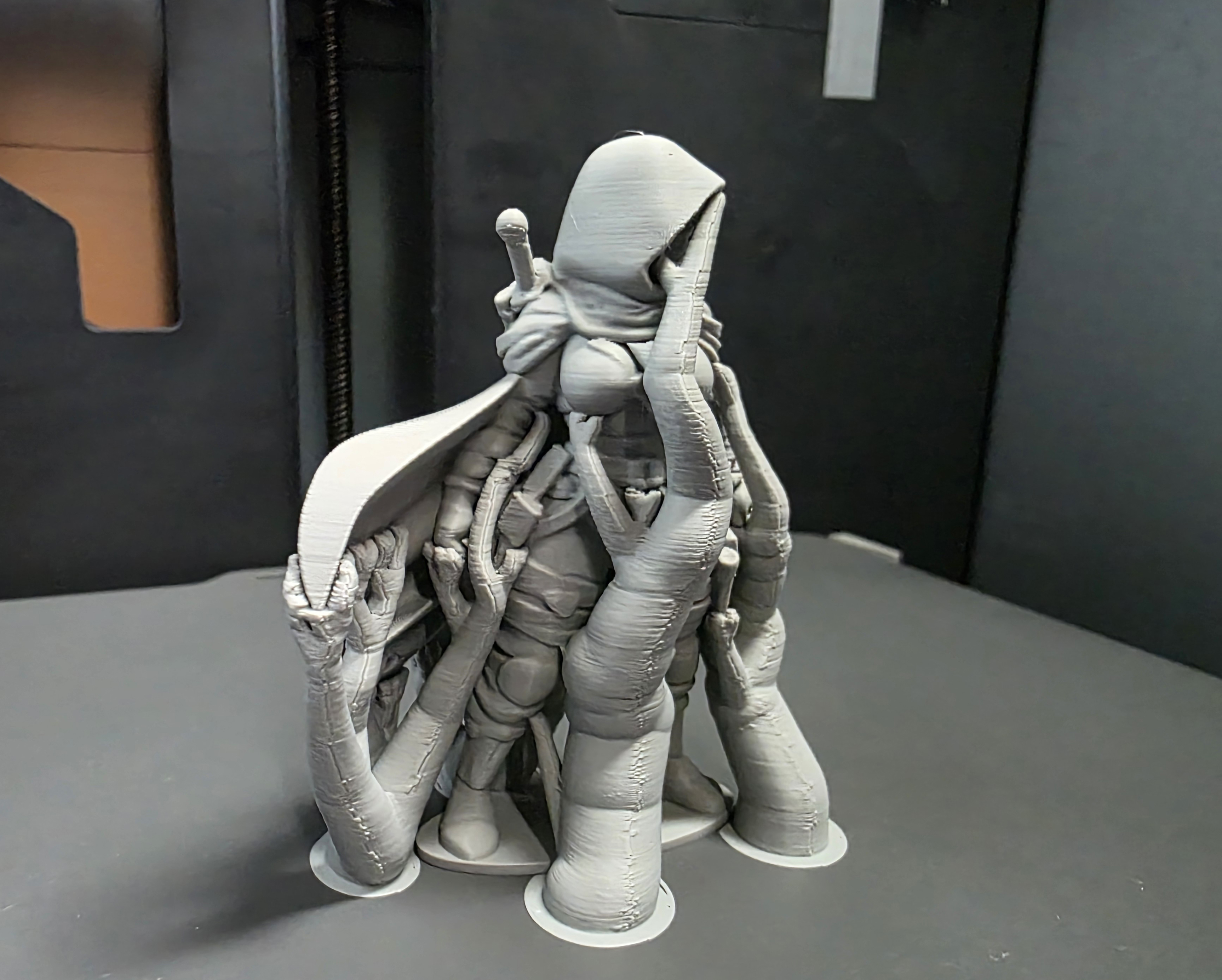 Female Hooded Assassin Figurine — miniatura 7