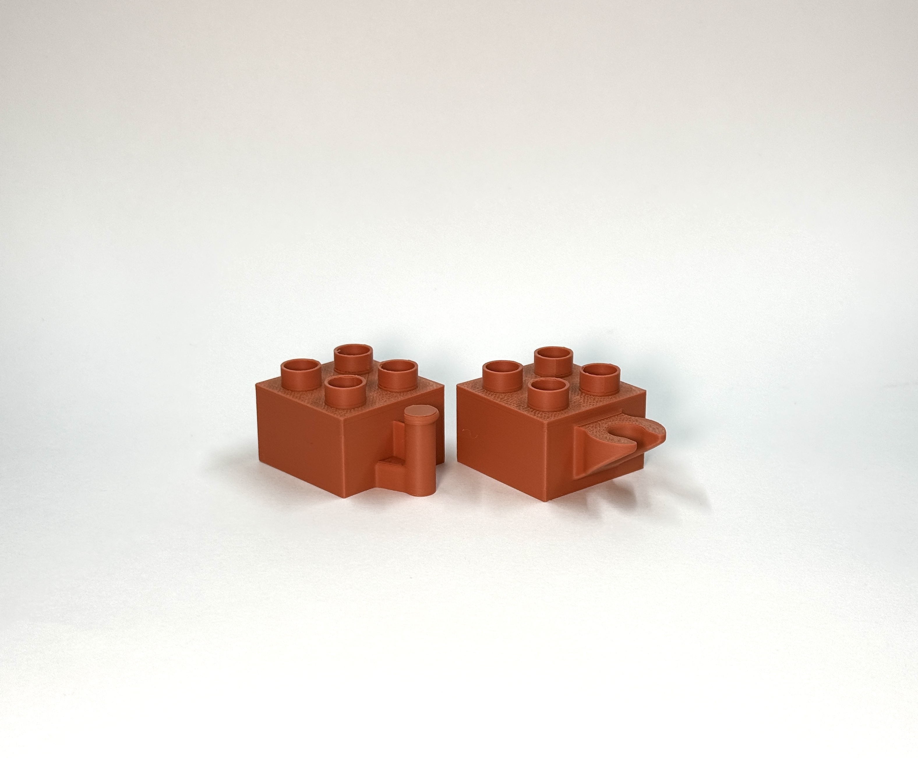 Duplo train grip/snap block