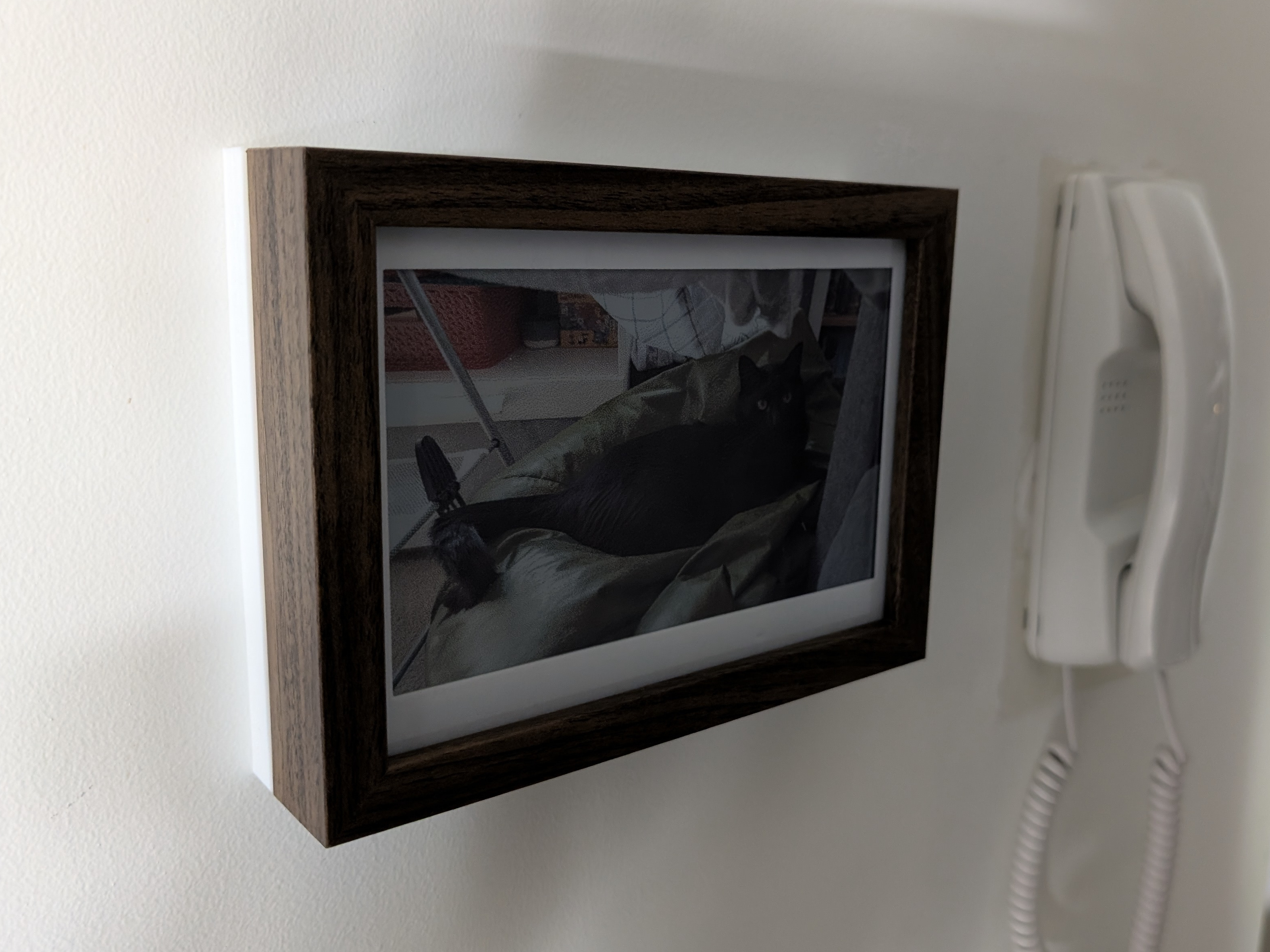 E-ink digital picture frame