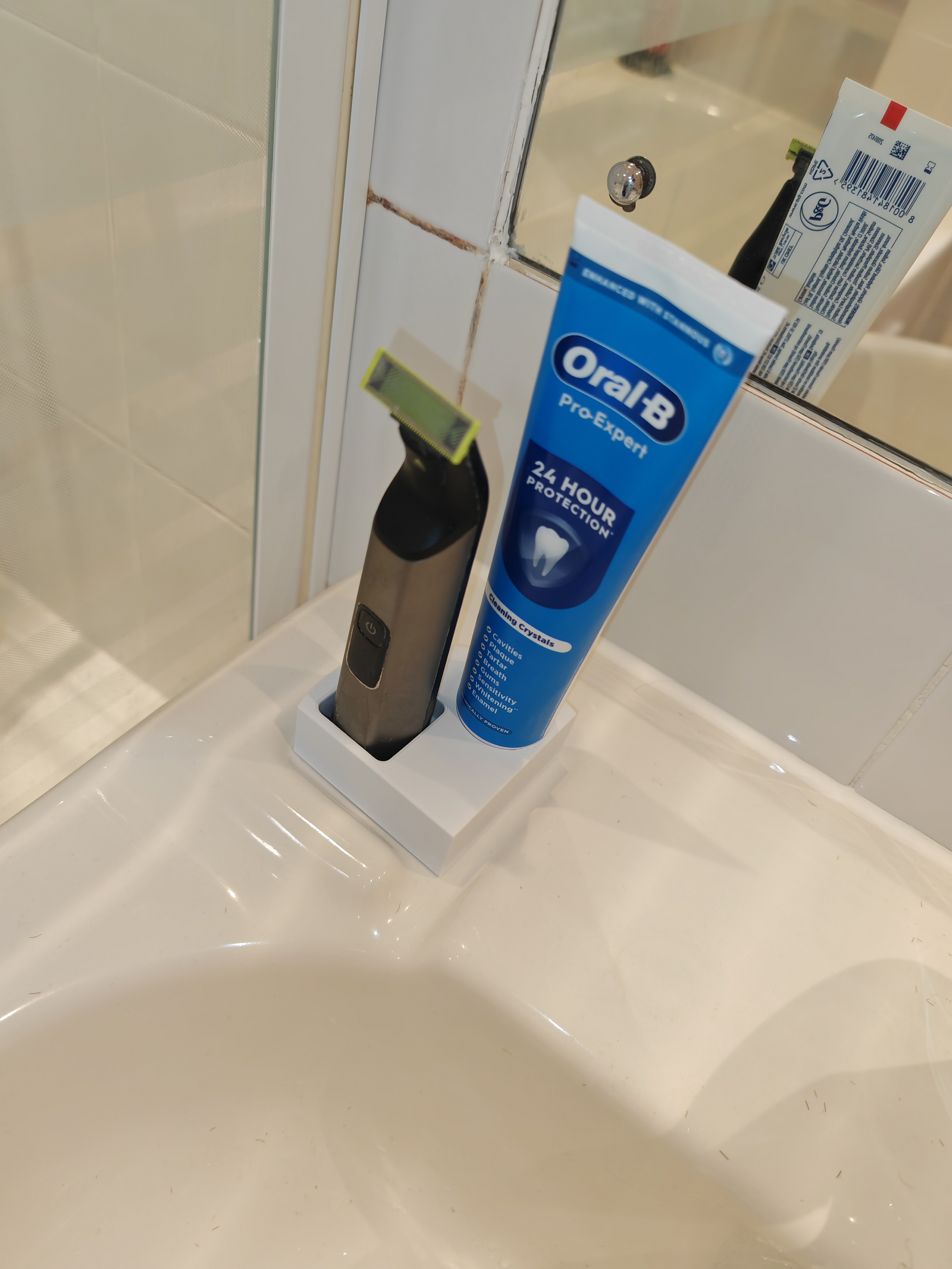 Stand for Philips OneBlade Pro and Oral-B Toothpaste
