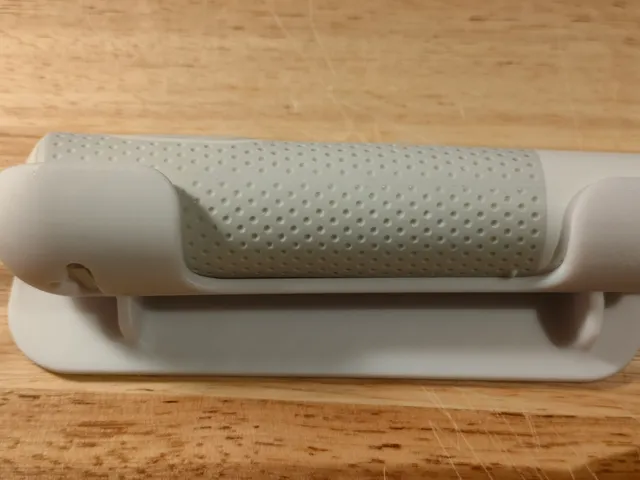 Horizontal wall-mounted Oral-B toothbrush holder