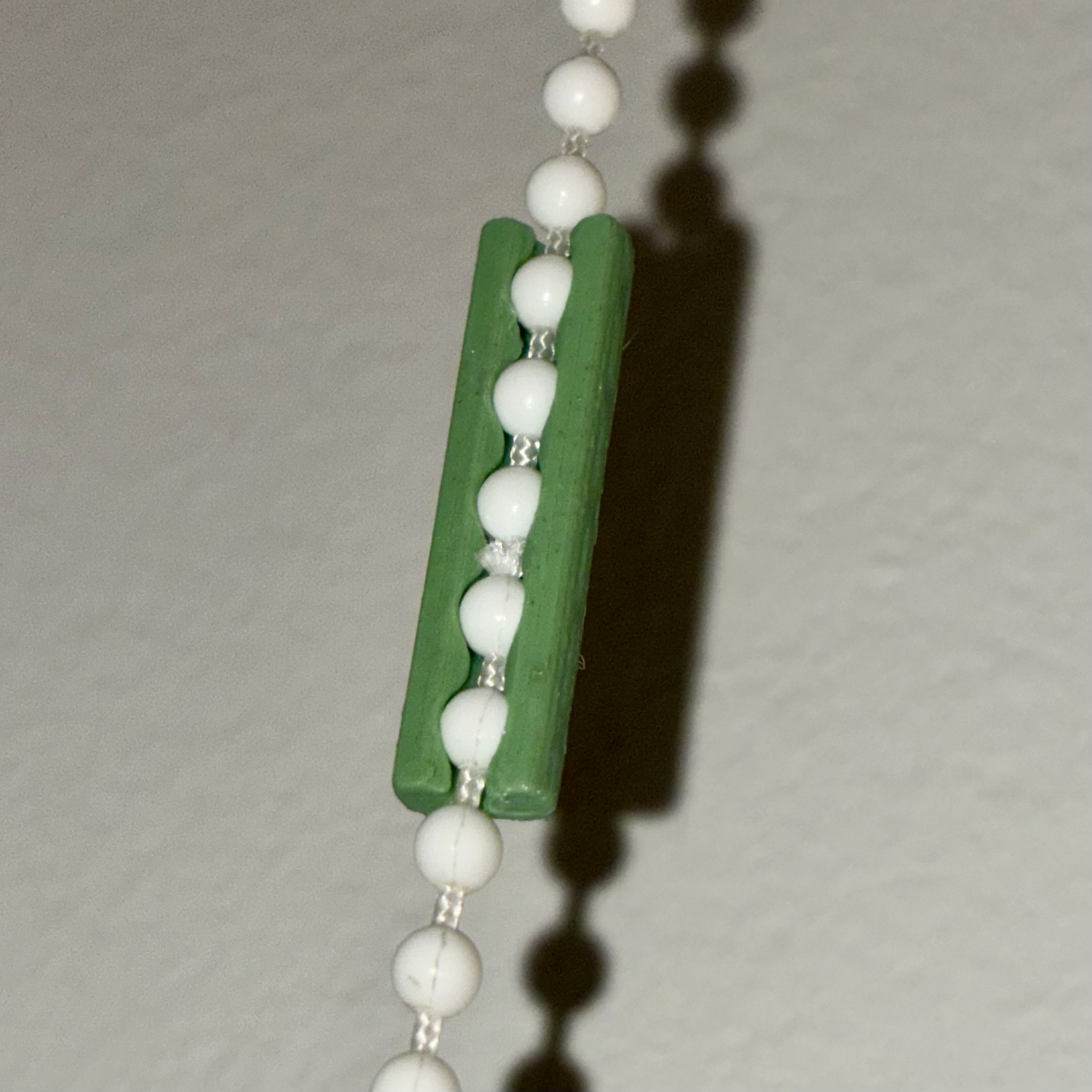 Simple one-piece blind chain connector
