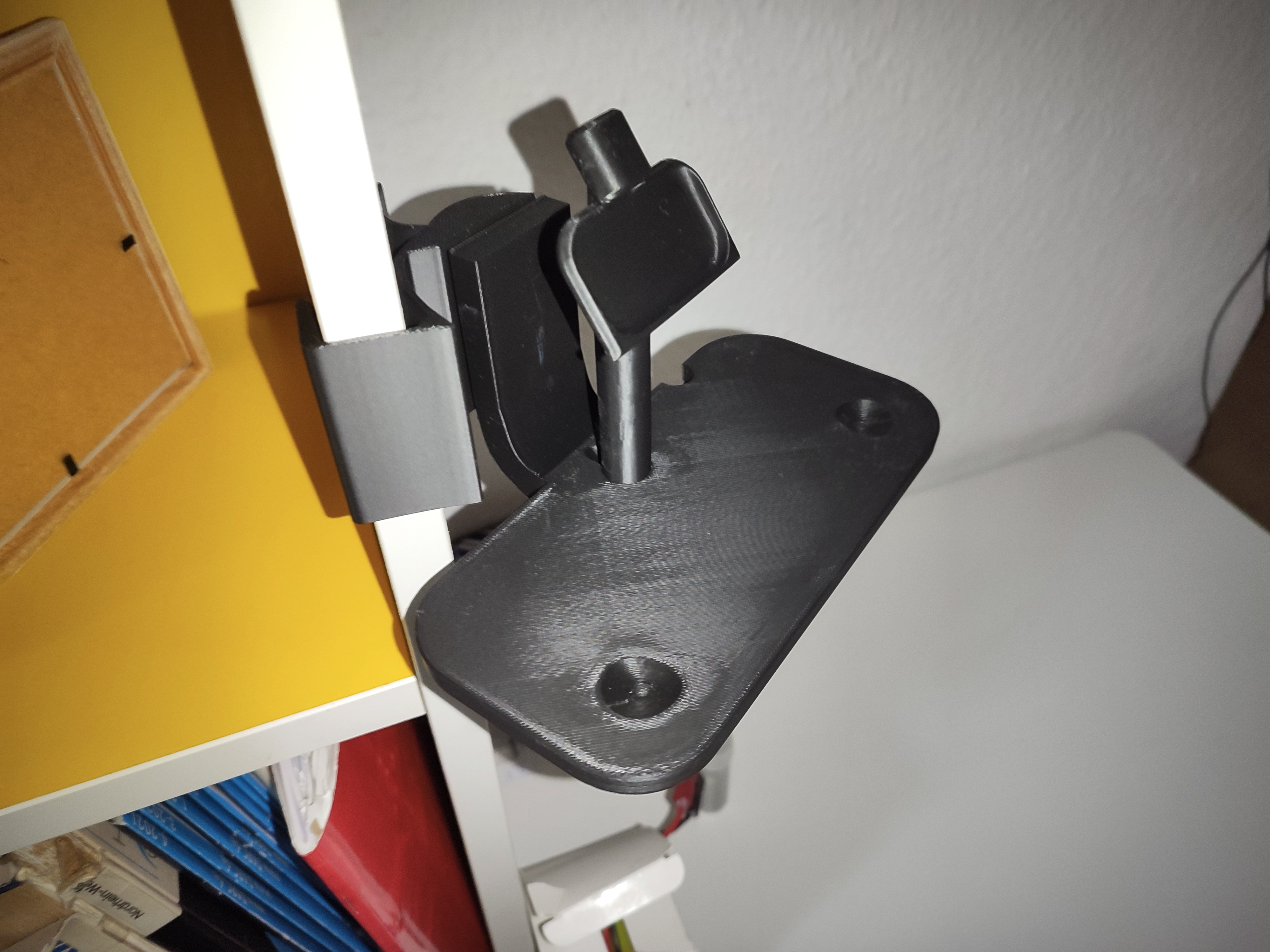 Miniatura 2 do modelo 3D Steam Controller Dock for vertical shelf