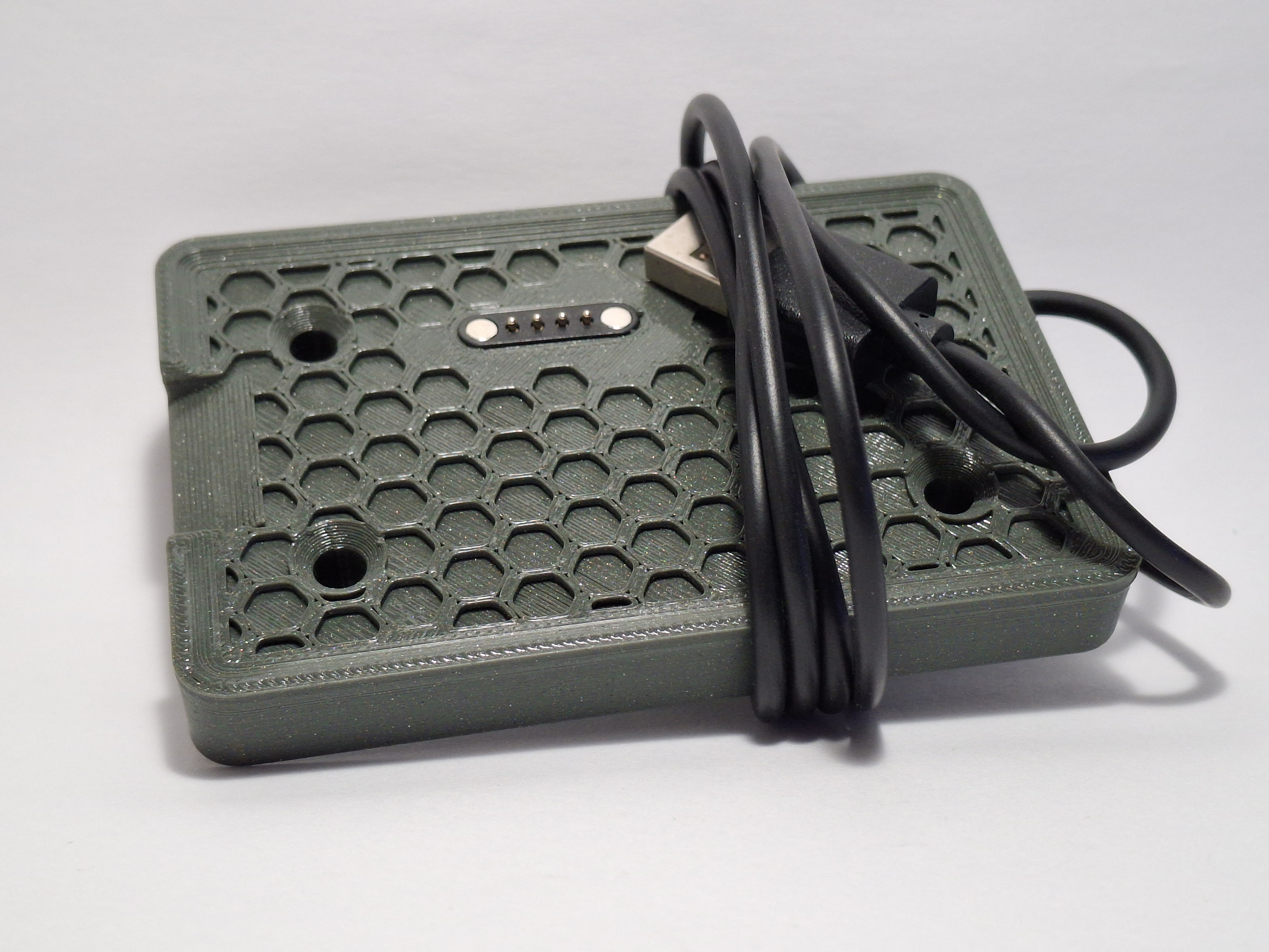 Sensecap T1000-E charging pad with mounting holes (remix)
