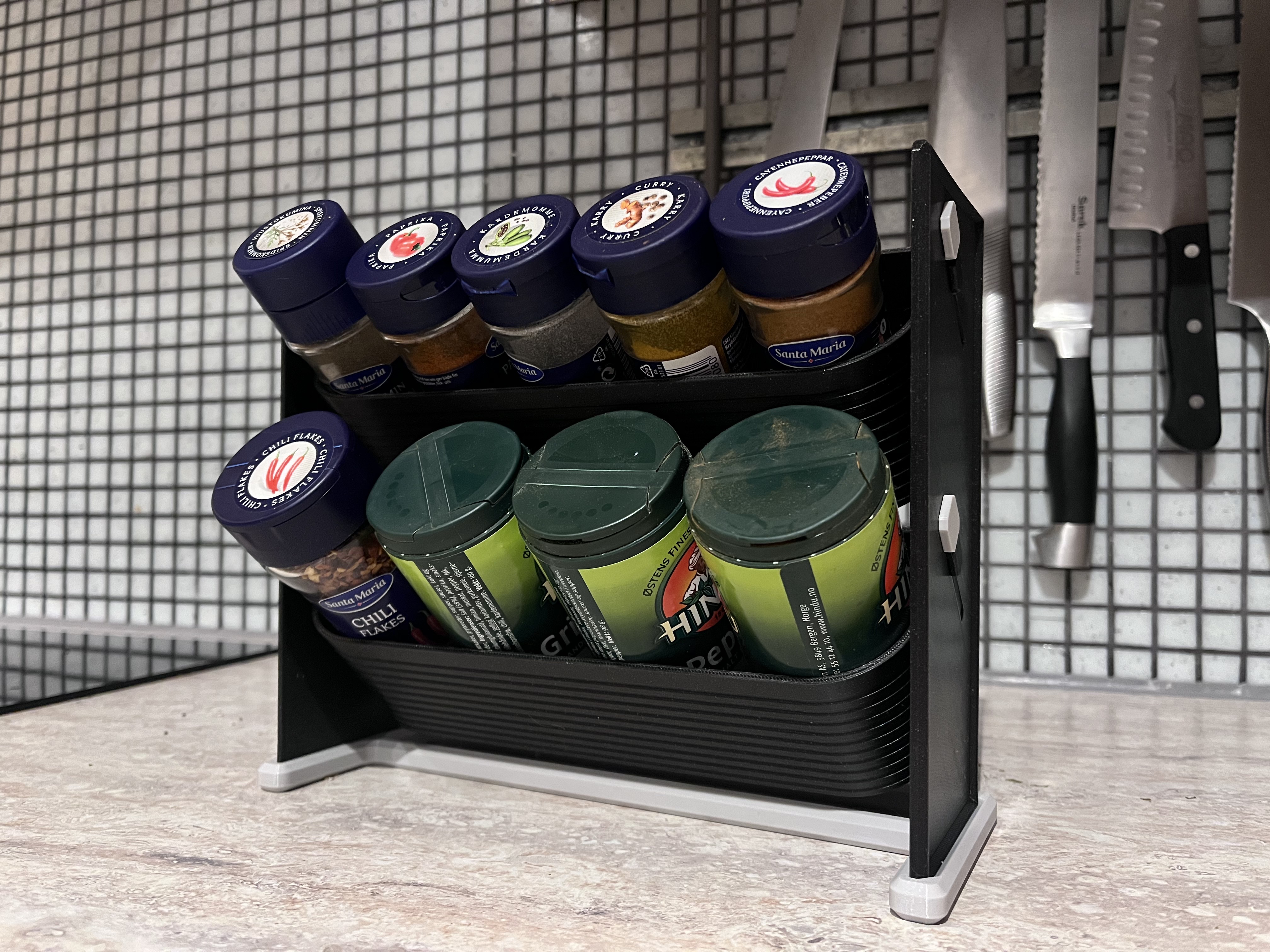 Freestanding spicerack