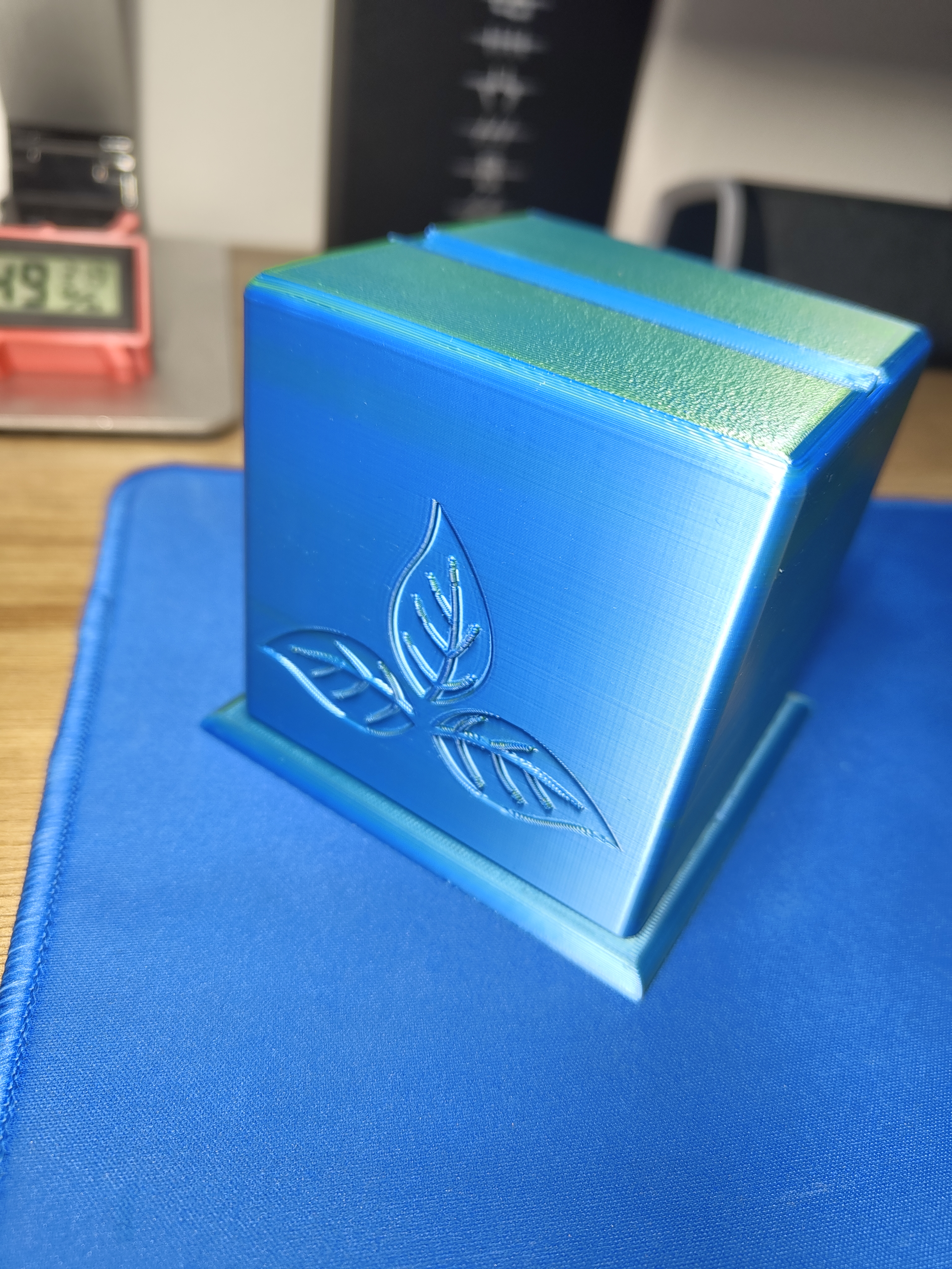 Dispenser for slim cigarettes (based on an antique model)