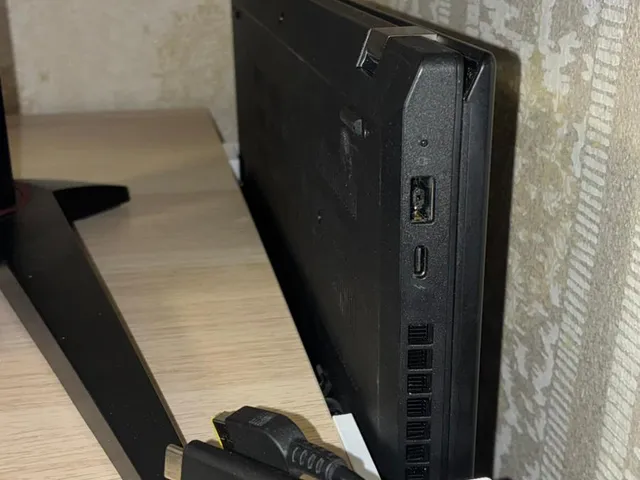 Vertical laptop mount for table