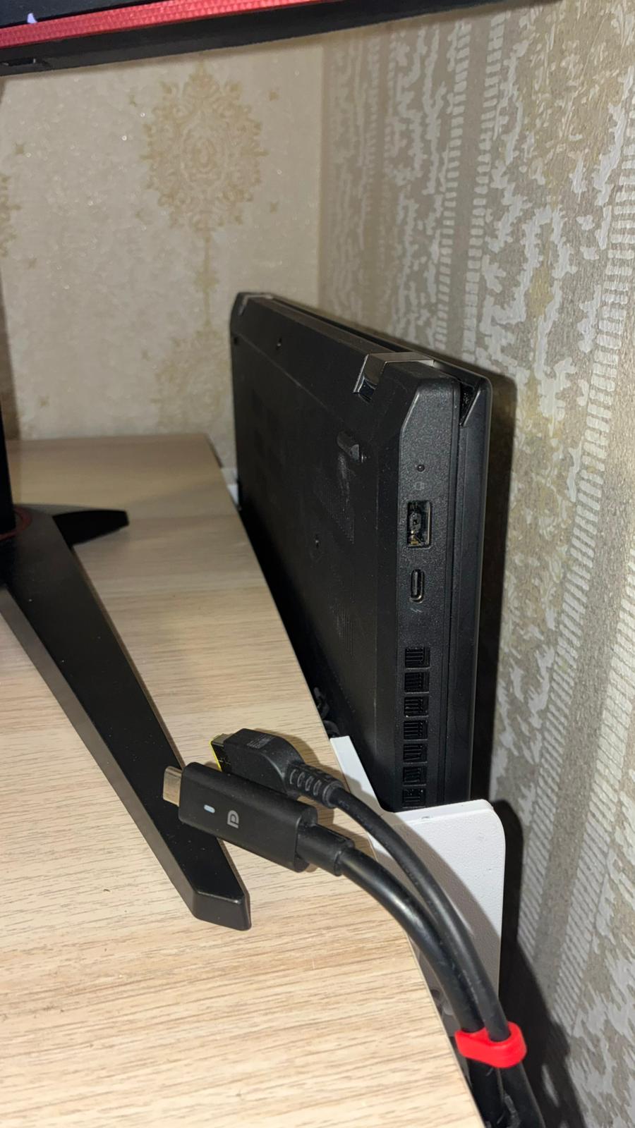 Vertical laptop mount for table